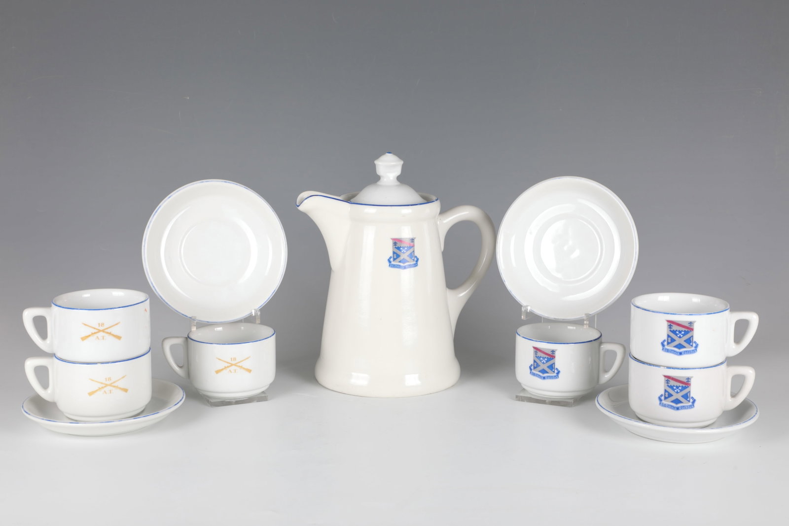 34 pcs. Militaria Service: 34 pcs. Militaria Service Royal Privileged Porcelain Manufactory Tettau, 2nd half of the 20th century White porcelain. On the flag with polychrome coat of arms decoration with motto ''In Omnia Paratus