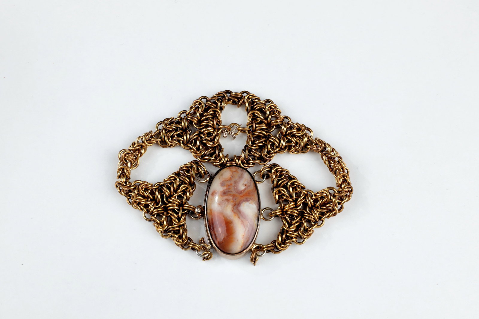 Bracelet with agate: Bracelet with agate 900 silver, hallmarked, with so-called ''Crazy-Lace'' agate. Braided bracelet ''King's chain''. Buckle closure with safety chain. D. approx. 6.5 cm; total weight approx. 48.7 g.