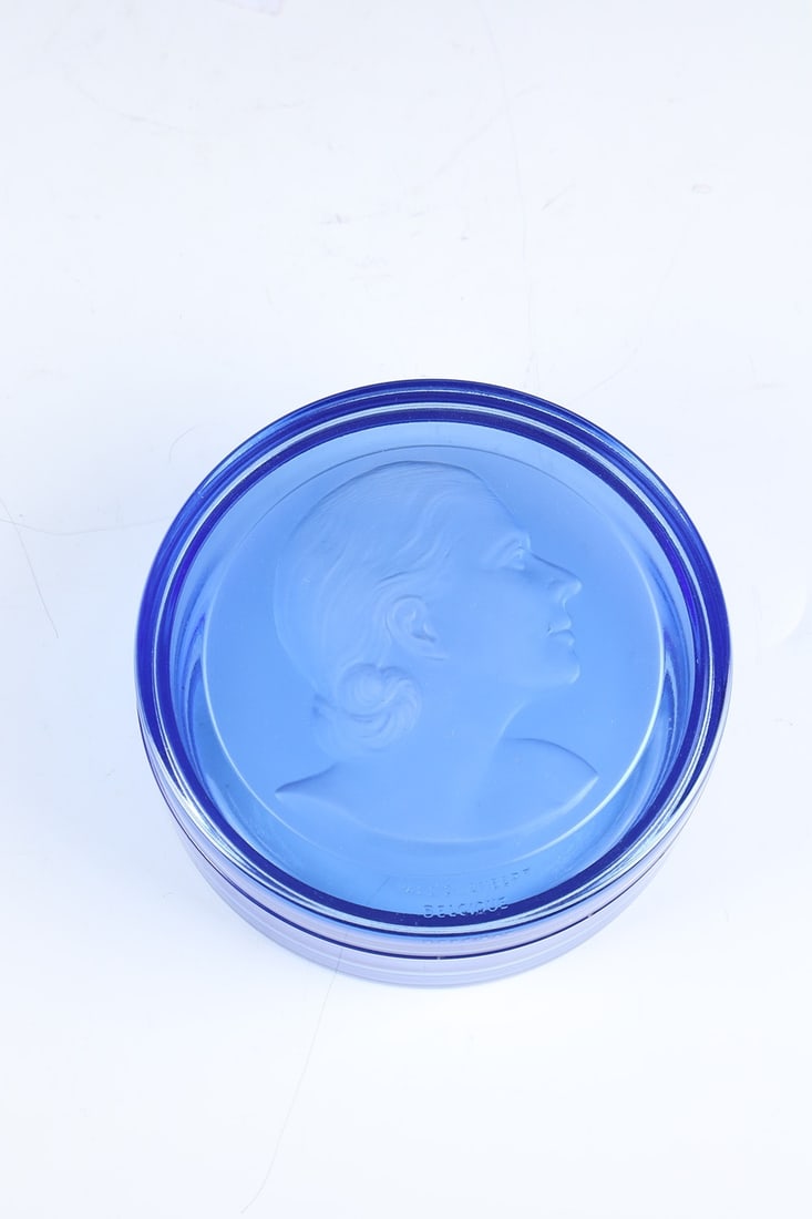 Lidded jar: Lidded box Cristalleries du Val Saint-Lambert, Seraing, 20th century. Blue glass. In the lid portrait of the Queen of Belgium (probably Astrid of Sweden). Compression molded. Inscribed in the lid: