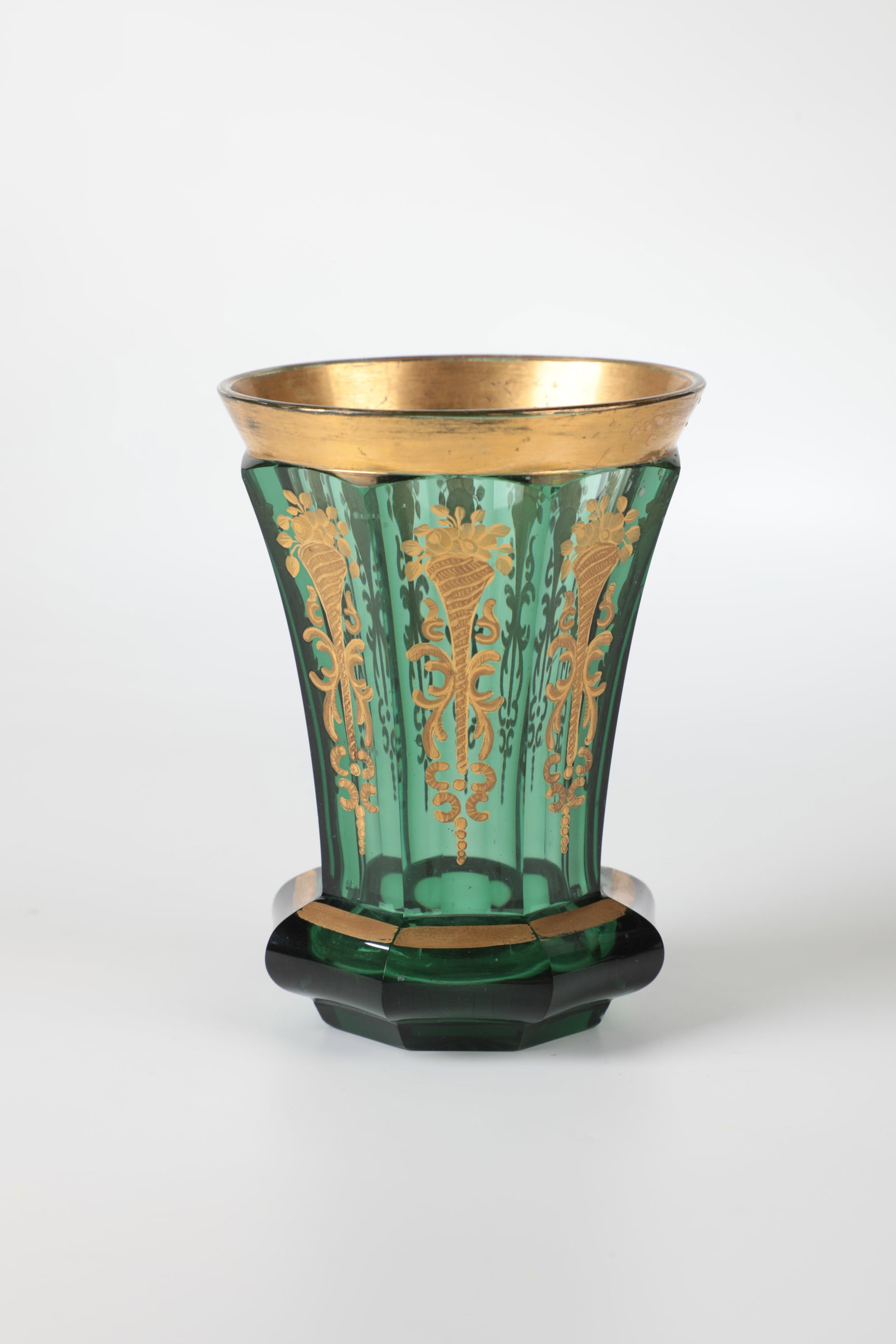 Ranft Mug: Ranft beaker North Bohemia, c. 1840 Russian green glass. Back with notched star. The slightly protruding wall is peeled eight times and decorated with impasto gold painting. Contrasting lip edge gold-
