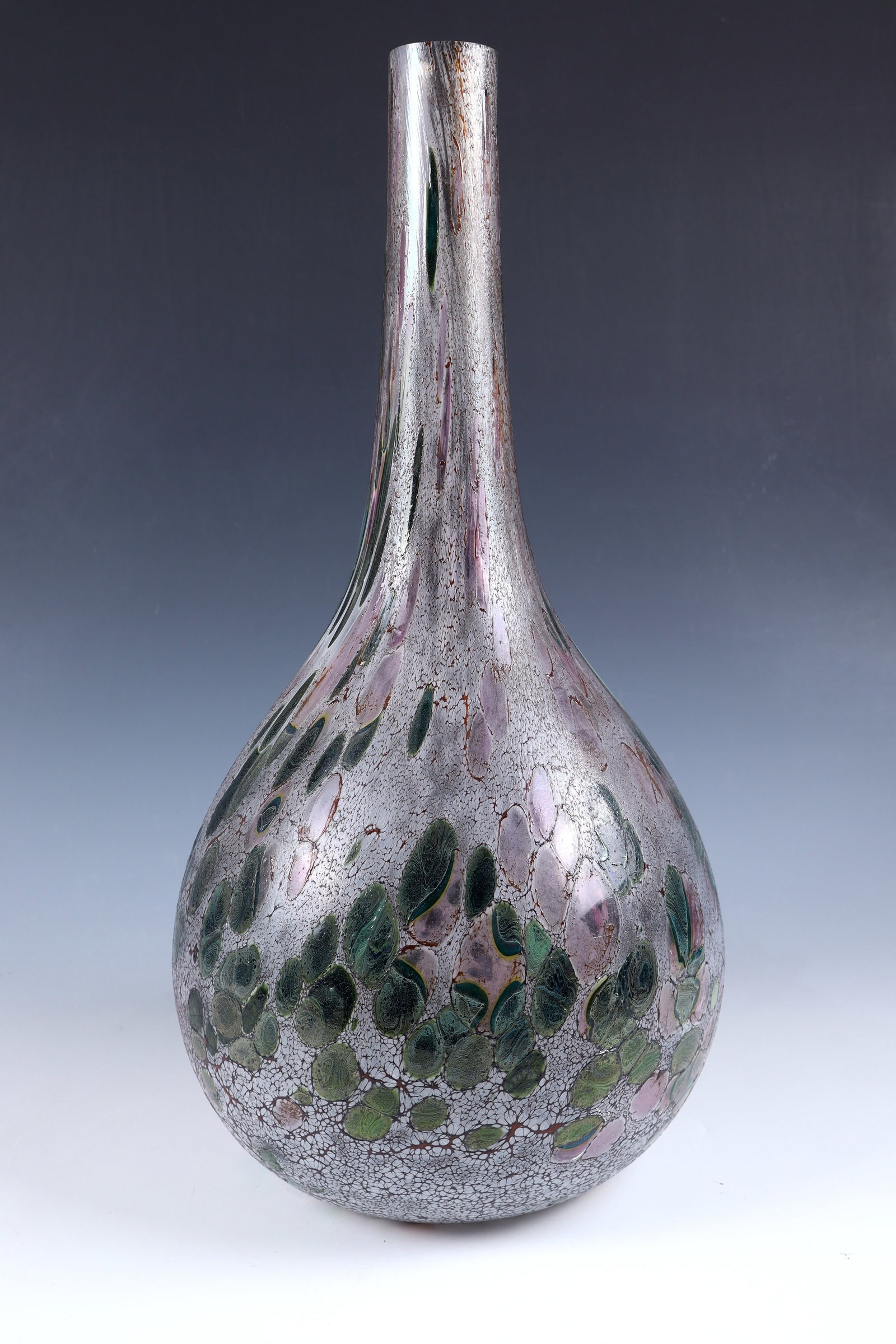 Long-neck vase: Long-neck vase Bernard Heesen (design), de Oude Horn (execution), Acquoy, 2004 Colourless glass. Polychrome crumb and metal oxide melting. Underside signed in engraving: Bernard Heesen. H. 49 cm.