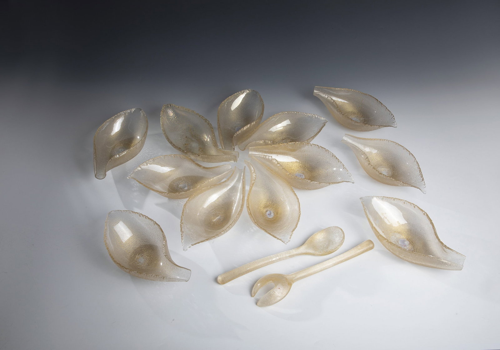Mixed Lot ''corosso'': Mixed lot ''corosso'' probably Seguso Vetri d'Arte, Murano, 2nd half of the 20th century, 14-piece lot with so-called Corosso decoration: twelve leaf bowls and two serving cutlery. Colourless glass