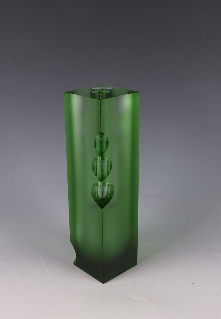 Vase: Vase Czech Republic, c. 1980 Colorless glass, overlaid green. Ground, polished, acid matted. H. 26 cm. Vase Tschechien, um 1980 Farbloses Glas, Grün überfangen. Geschliffen, poliert,