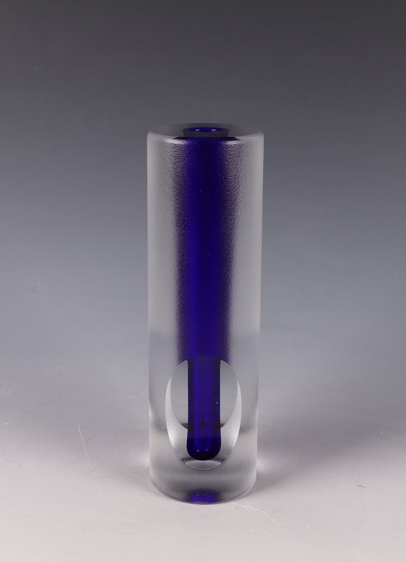 Vase: Vase Jaroslav Svoboda, circa 1982 Colorless glass, ultramarine blue underlay. Ground, polished and acid matted. Signed in vibro engraving: J. SVOBODA. H. 25.5 cm. Vase Jaroslav Svoboda, um 1982
