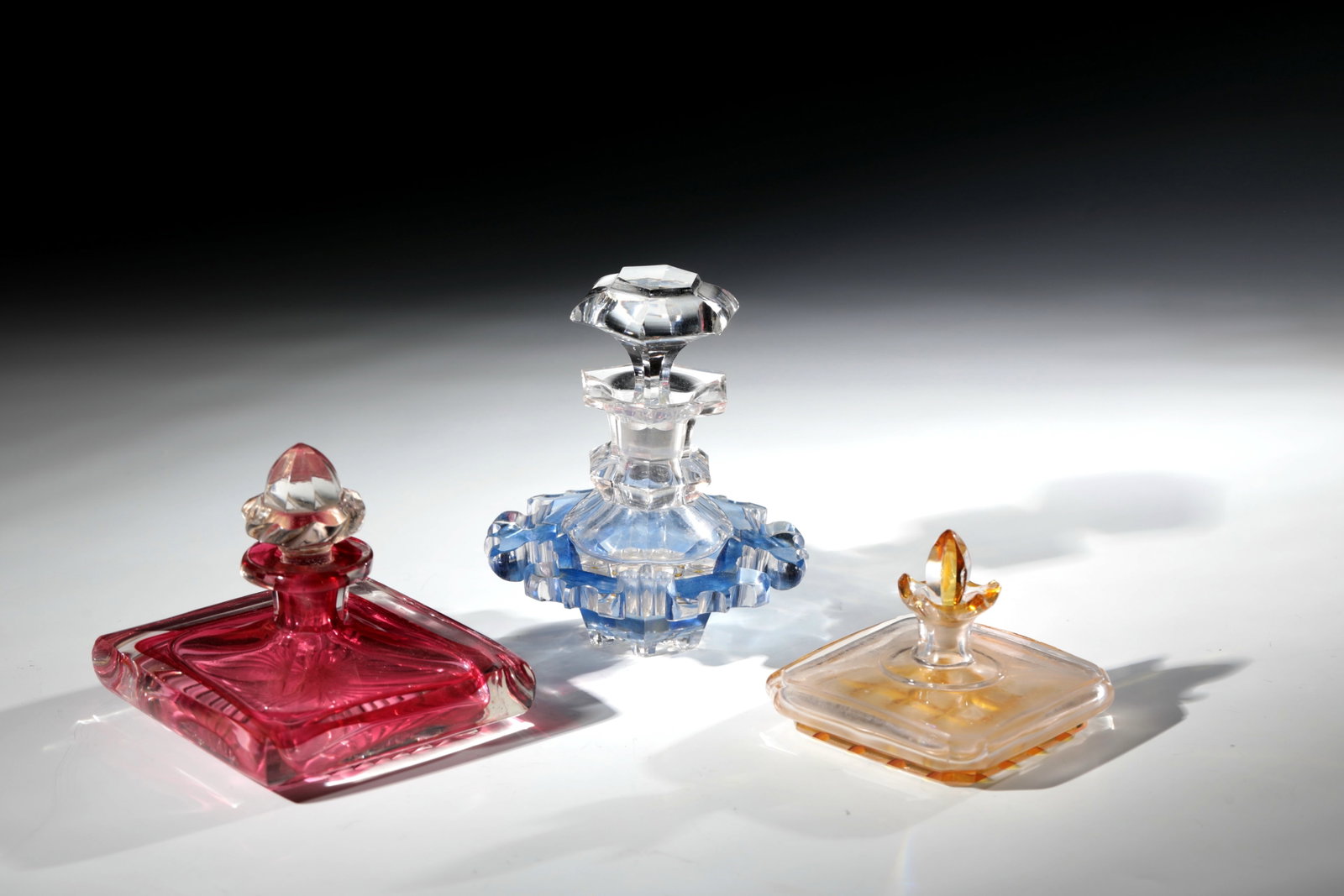 Mixed lot of three bottles with stoppers: Mixed lot of three bottles with stoppers North Bohemia, M. 19th century. Colourless glass with pink underlay or yellow or blue glaze. Richer cut décor. Partly bumped. H. 6 - 11 cm Konvolut drei
