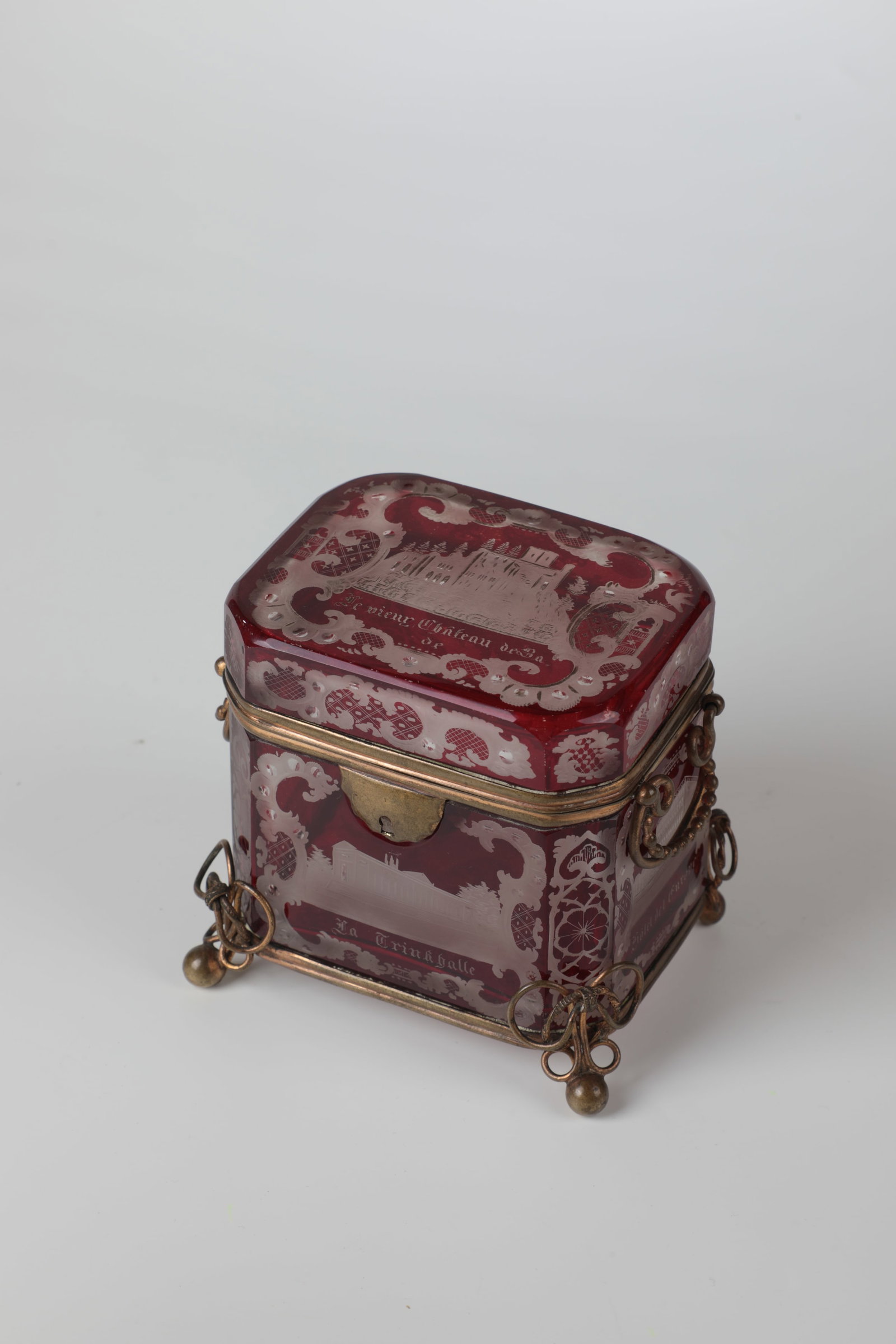 Lidded box with views of Baden-Baden: Lidded box with views of Baden-Baden. Bohemia, M. 19th century, colourless, red-glazed glass. On the cross-sectional rectangular wall with bevelled corners as well as on the lid finely cut vedute of