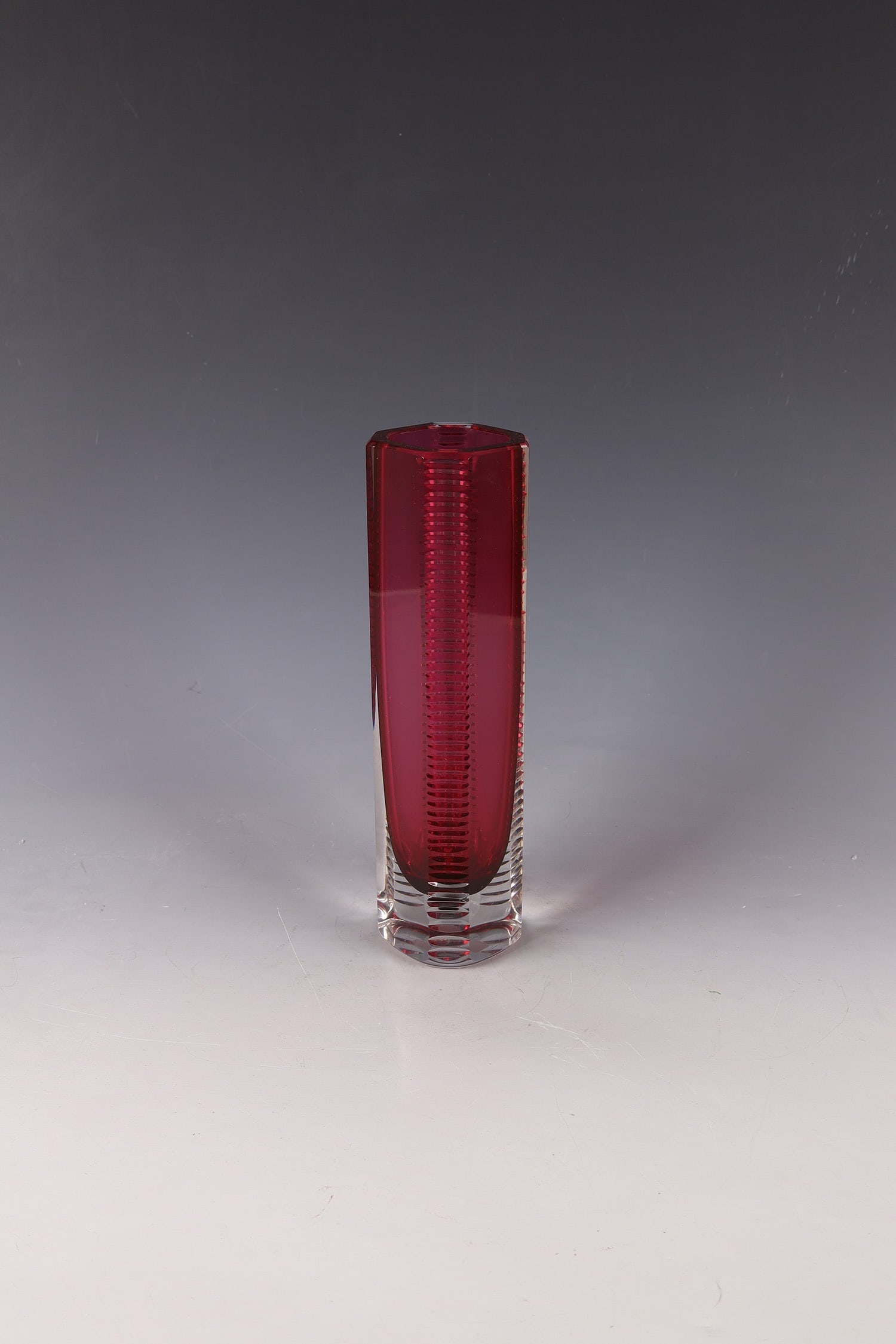 Vase: Vase Czechoslovakia, c. 1960 Colorless glass, magenta underlay. Honed, polished. H. 26 cm. Vase Tschechoslowakei, um 1960 Farbloses Glas, magentafarbener Unterfang. Geschliffen, poliert. H. 26 cm.