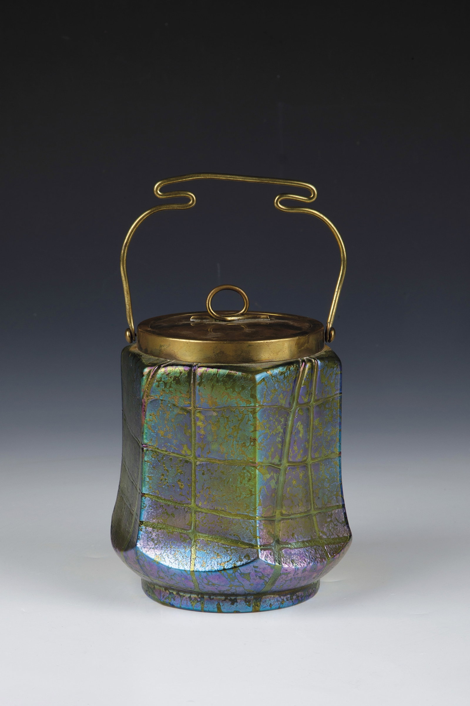 Ice bucket: Ice bucket glass factory Elisabeth, costs near Teplitz, 1900-05 Geckter body. The wall with melted silver crumbs and applied threads in colourless. Matt iridescent. Brass lid with knob and handle. H.