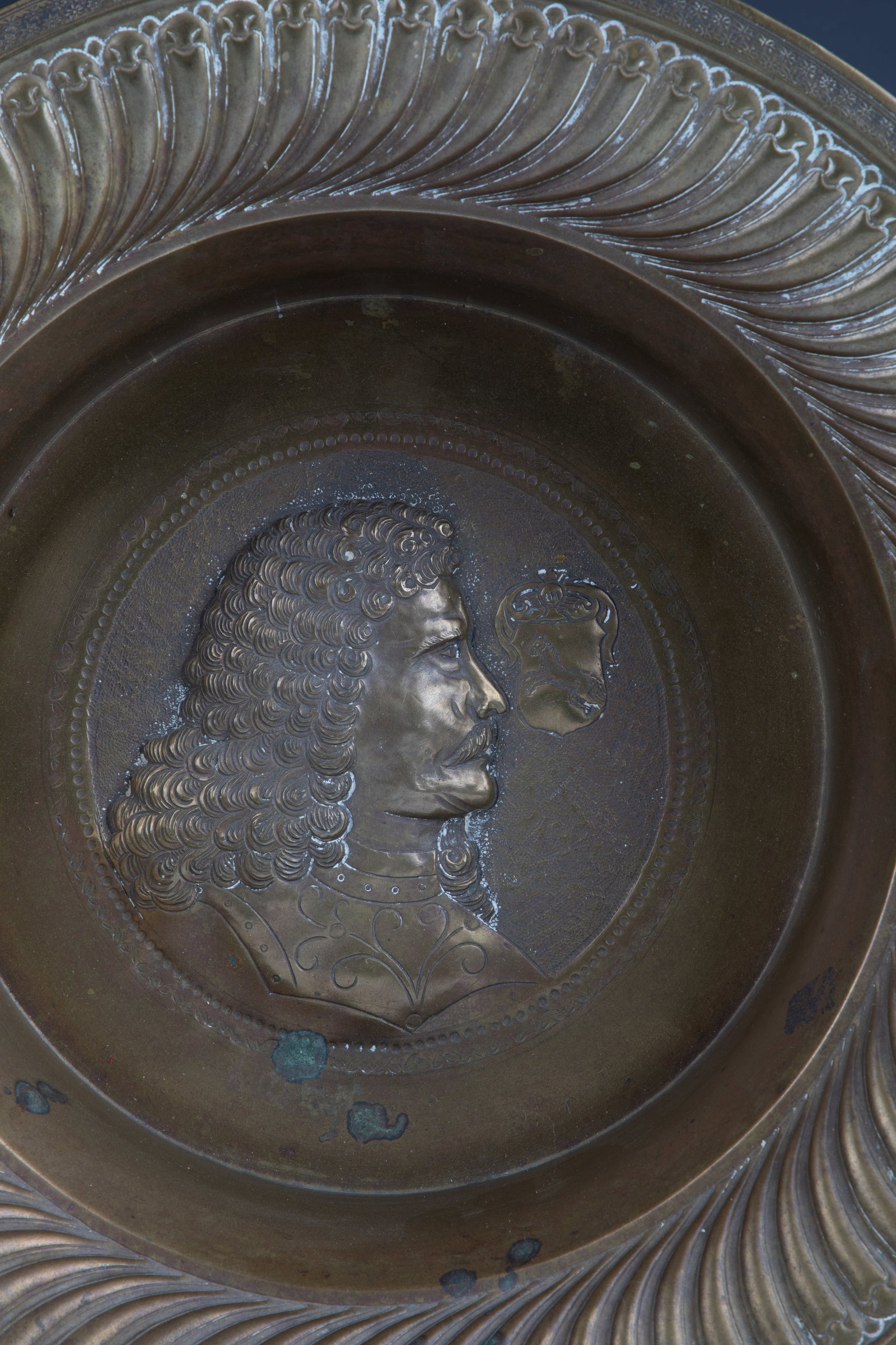 Brass bowl with men's portrait - 2