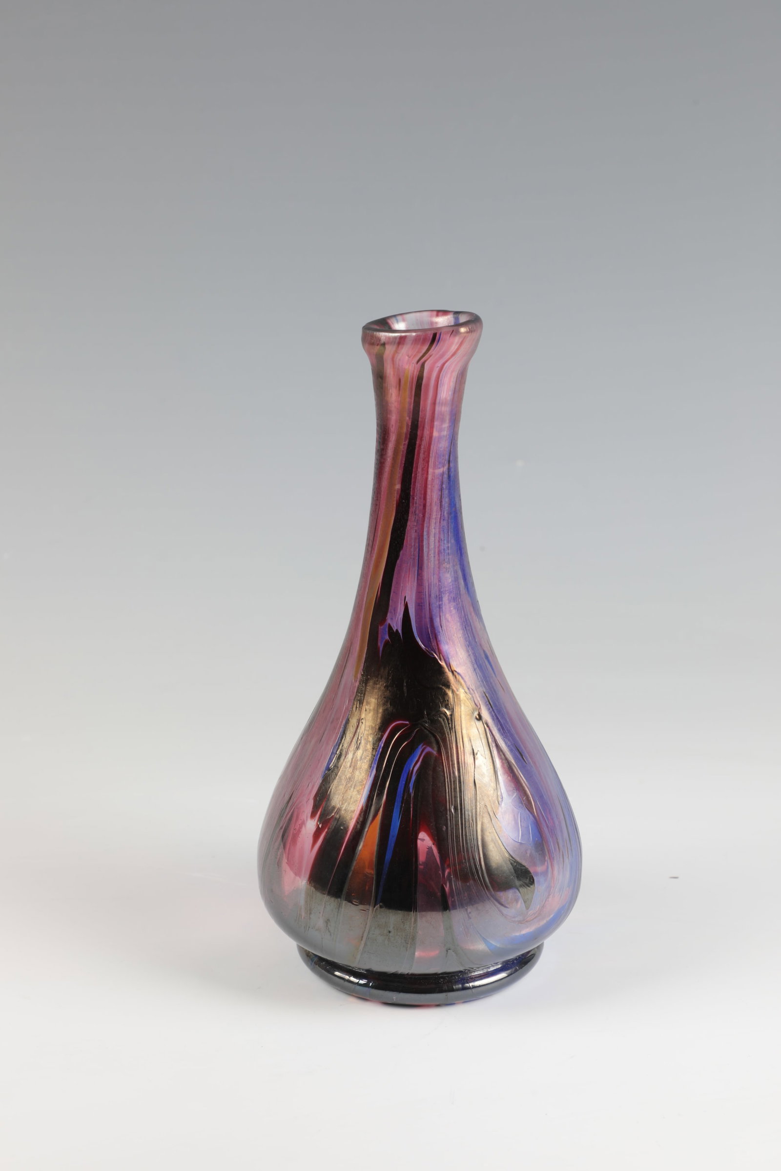 Vase: Vase 20th century Colourless glass with multicoloured crumb melting. Iridescent. Underside indistinctly signed. H. 24.5 cm Vase 20. Jahrhundert Farbloses Glas mit mehrfarbiger Kröseleinschmelzung