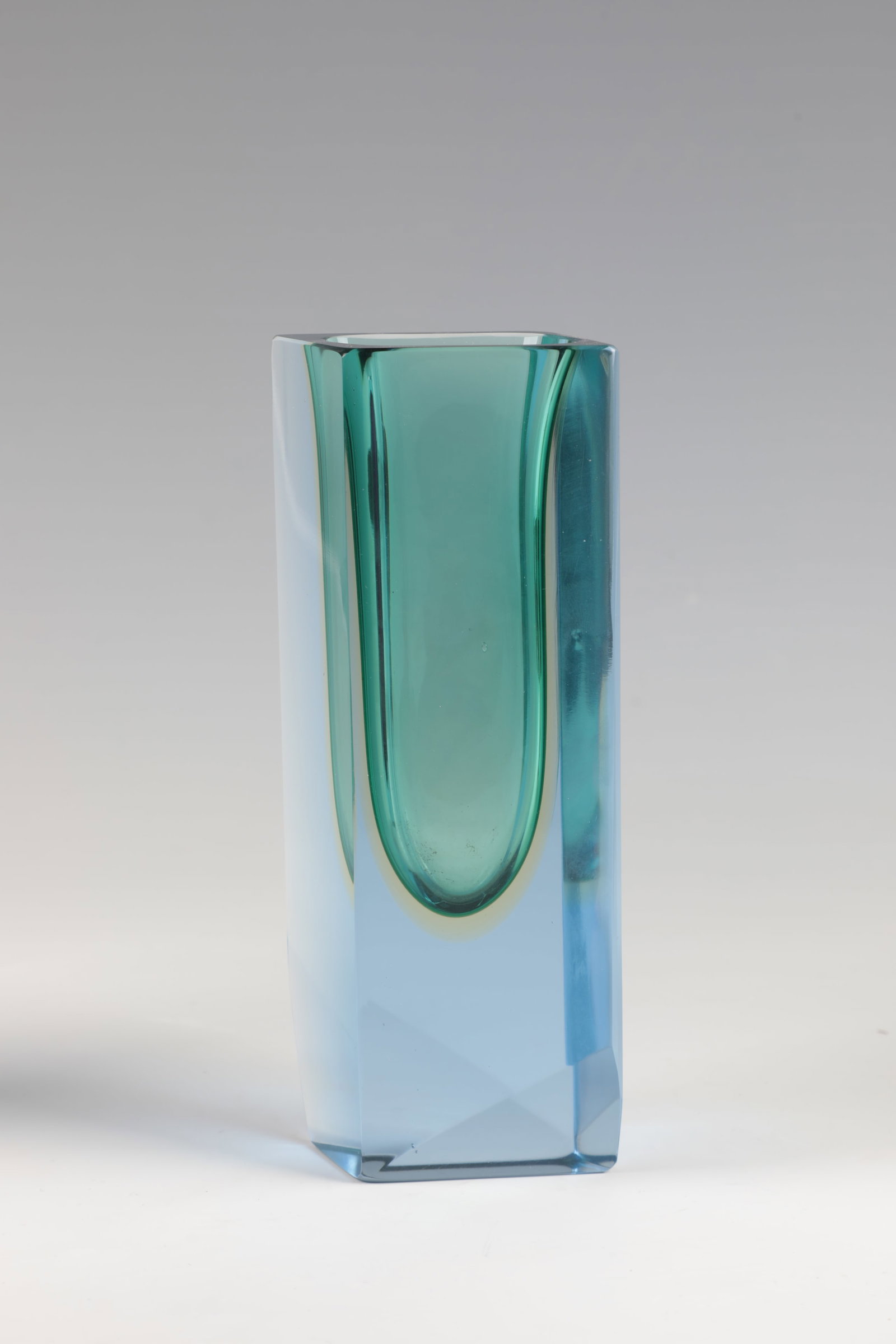 Vase ''Sommerso'': Vase ''Sommerso'' Murano, 1950-1960s Colourless glass, multi-coloured underlay. Fabricated wall. H. 18.8 cm. Vase ''Sommerso'' Murano, 1950-1960er Jahre Farbloses Glas, mehrfarbig unterfangen. Facceti
