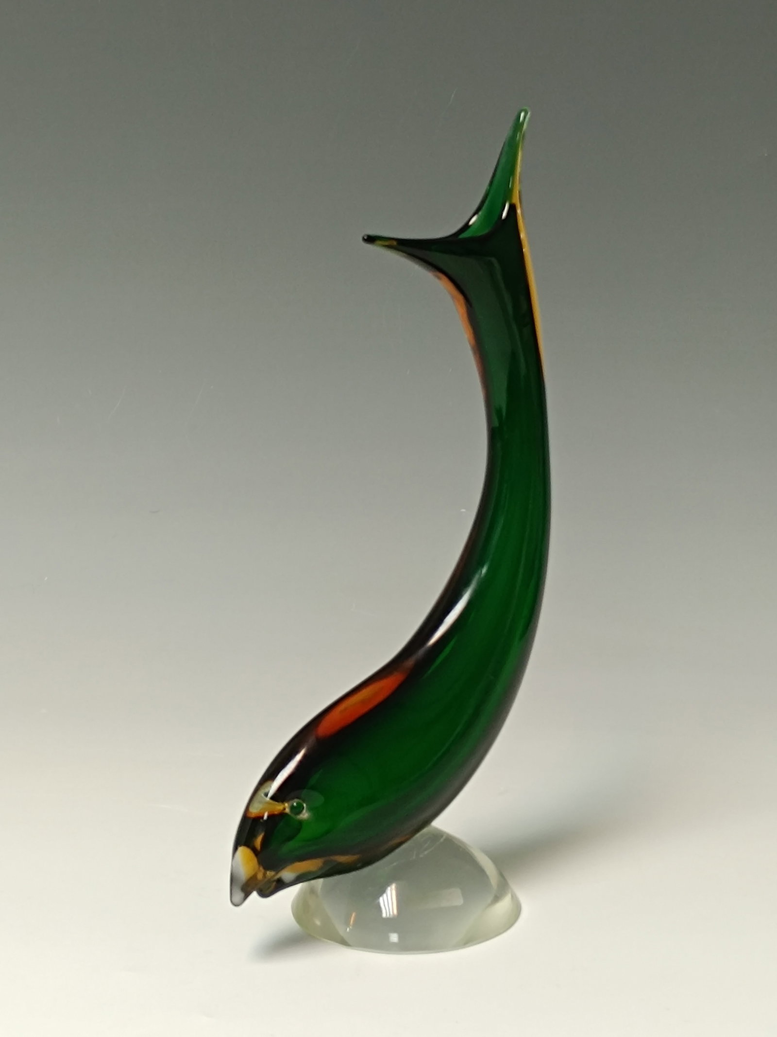 Vase ''Pesce'': Vase ''Pesce'' Murano, c. 1955-65 Colourless glass with underlays in dark green and honey yellow. H. 31.5 cm Vase ''Pesce'' Murano, um 1955-65 Farbloses Glas mit Unterfängen in Dunkelgrün