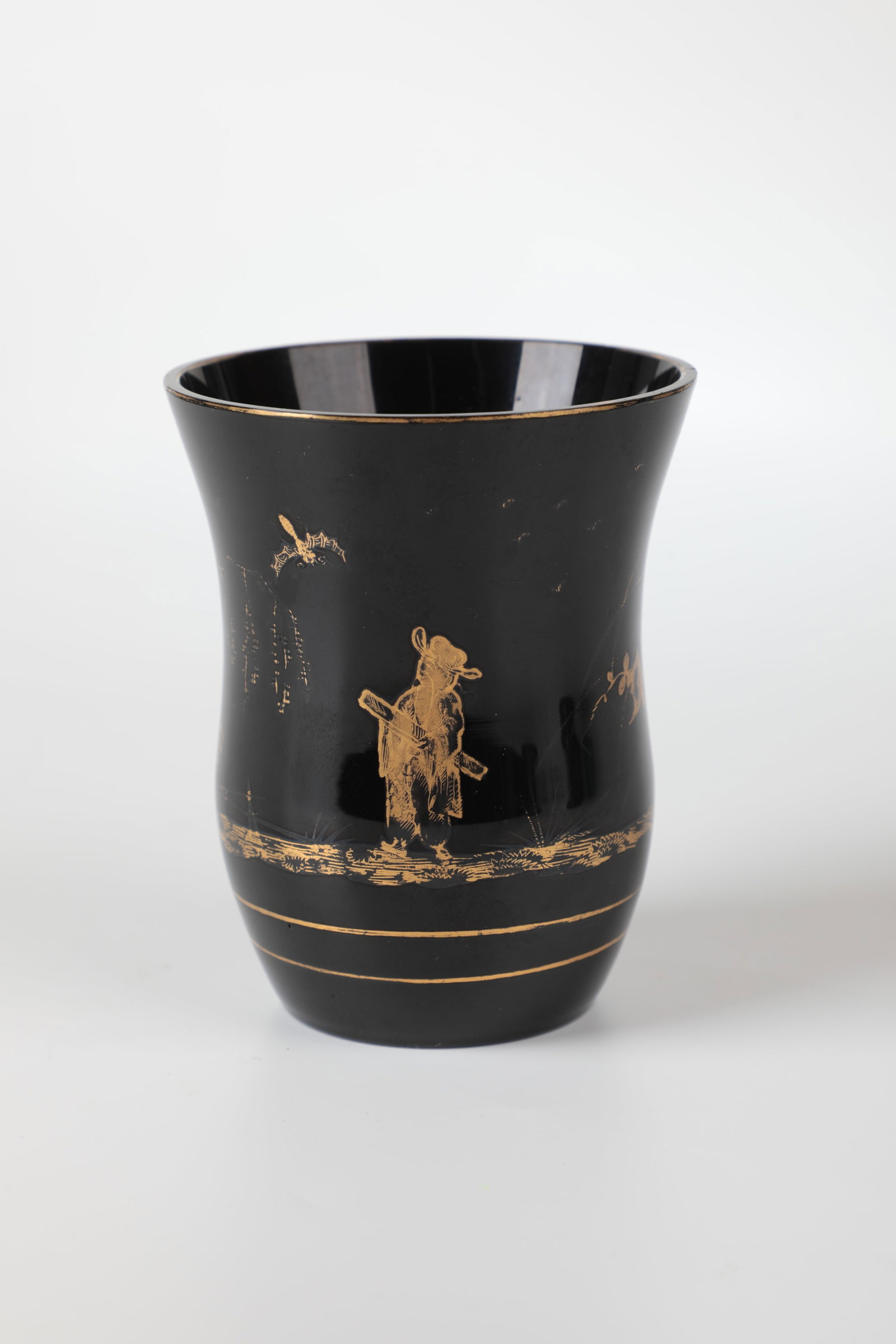 Stone glass tumbler with chinoiseries: Stone glass beaker with chinoiseries Count's Buquoy'sche Hütte, Georgenthal or Silberberg, c. 1825 Black hyalith glass. Decoration executed on the bell-shaped wall in matt and polished gold: