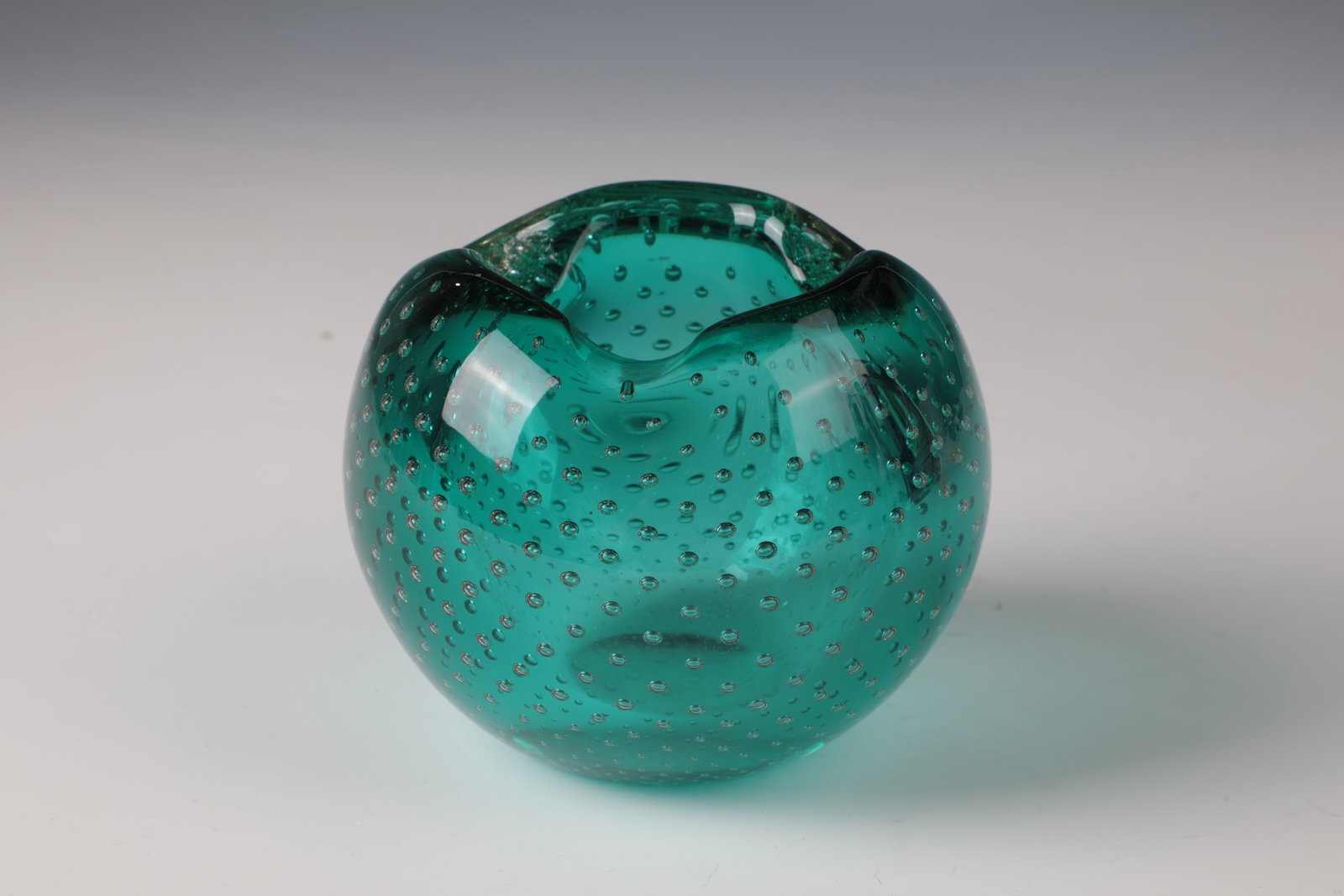 Bowl ''Bullicante'': Bowl ''Bullicante'' Murano, around 1960 Thick-walled, colourless glass. Green underpinning. Multi-row integrated air bubbles. Underside with etching stamp: ARTE MURANO. H. 10 cm Schale ''Bullicante''