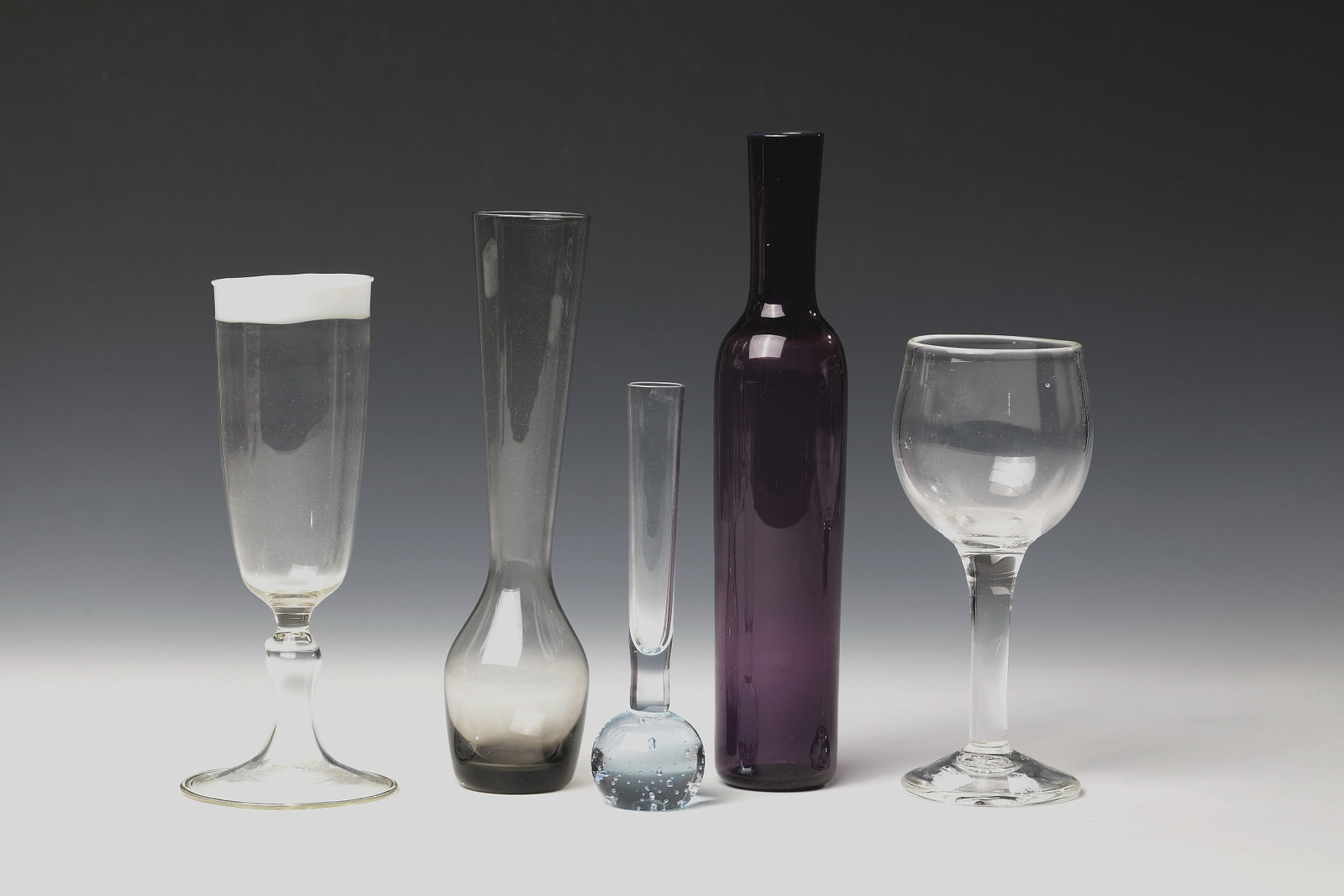 Mixed Lot of Five Glass Objects: Mixed lot of five glass objects including Scandinavia, 20th century Colourless or smoky grey glass, partly with opaque white. Different designs. H. 15.5 - 24.5 cm. Konvolut fünf Glasobjekte U.a
