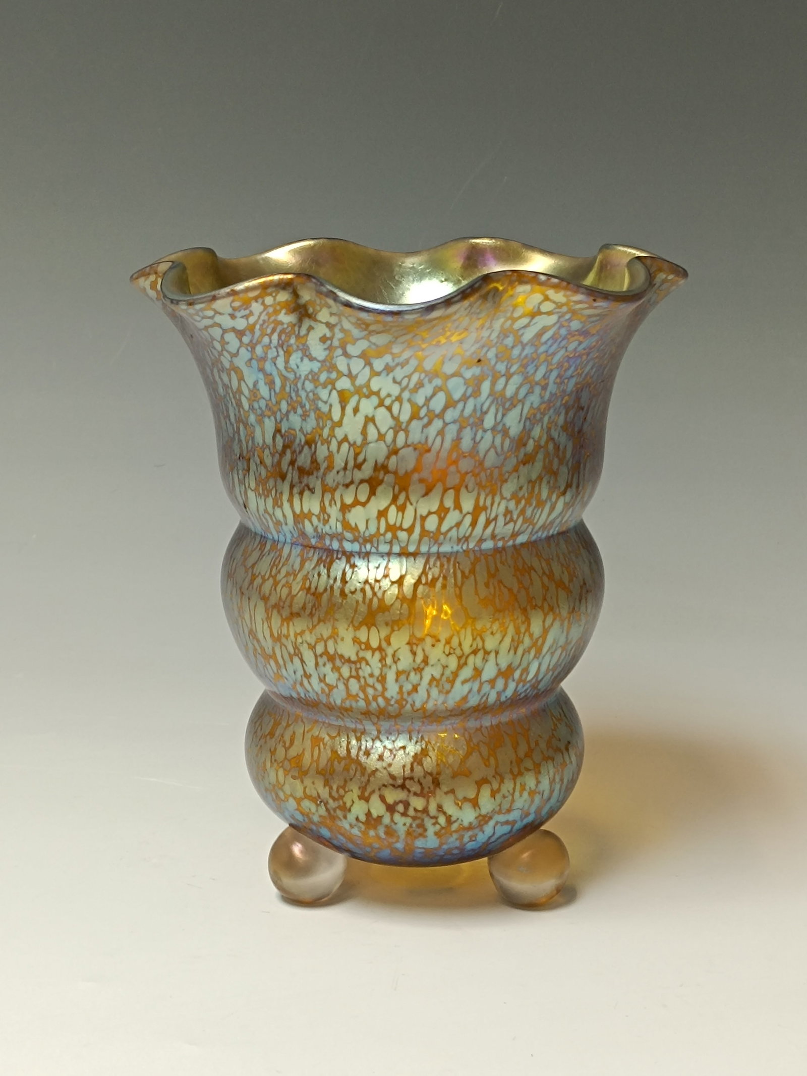 Vase ''Candia Papillon Series III Prod. No. 1117'': Vase ''Candia Papillon Series III Prod. No. 1117'' Loetz Wwe., Klostermühle, 1920 Colourless glass with silver-yellow crumb melting. Iridescent. Later engraved signature applied to the bottom: