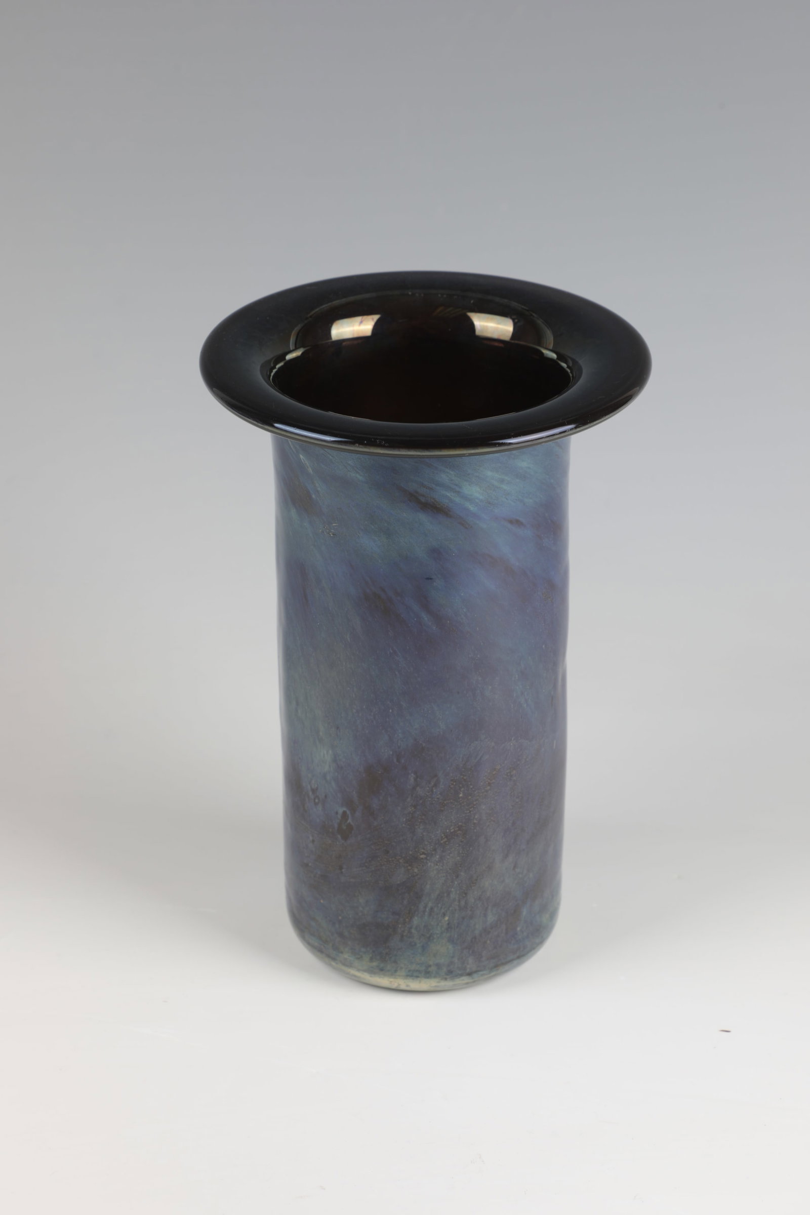 Vase: Vase Veronique Monod, 1987 Colourless glass, light violet underlaid with coloured interlayer decoration made of metal oxides. Underside signed and dated in engraving: Veronique Monod 1987, h. 21 cm