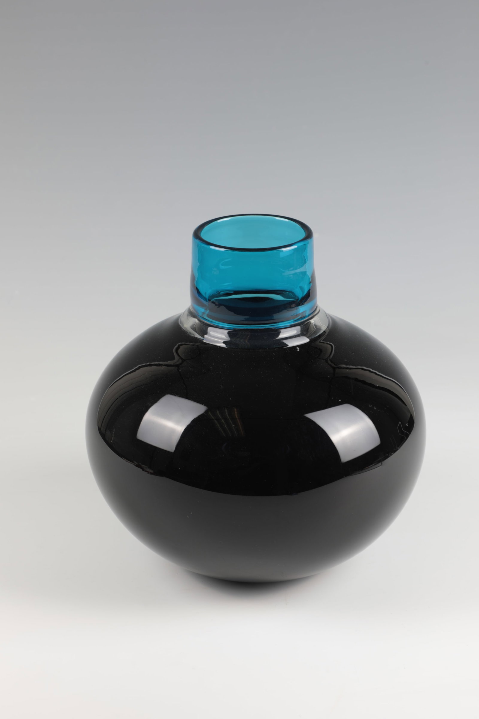 Vase ''Incalmo'': Vase ''Incalmo'' Steven V. Correia, USA, 1986 Colourless glass, transparent blue underlay, black overlay. Fused together in the 'Incalmo' technique. Vibro-engraved underside: Correia VLJ4Q 1-86. H.