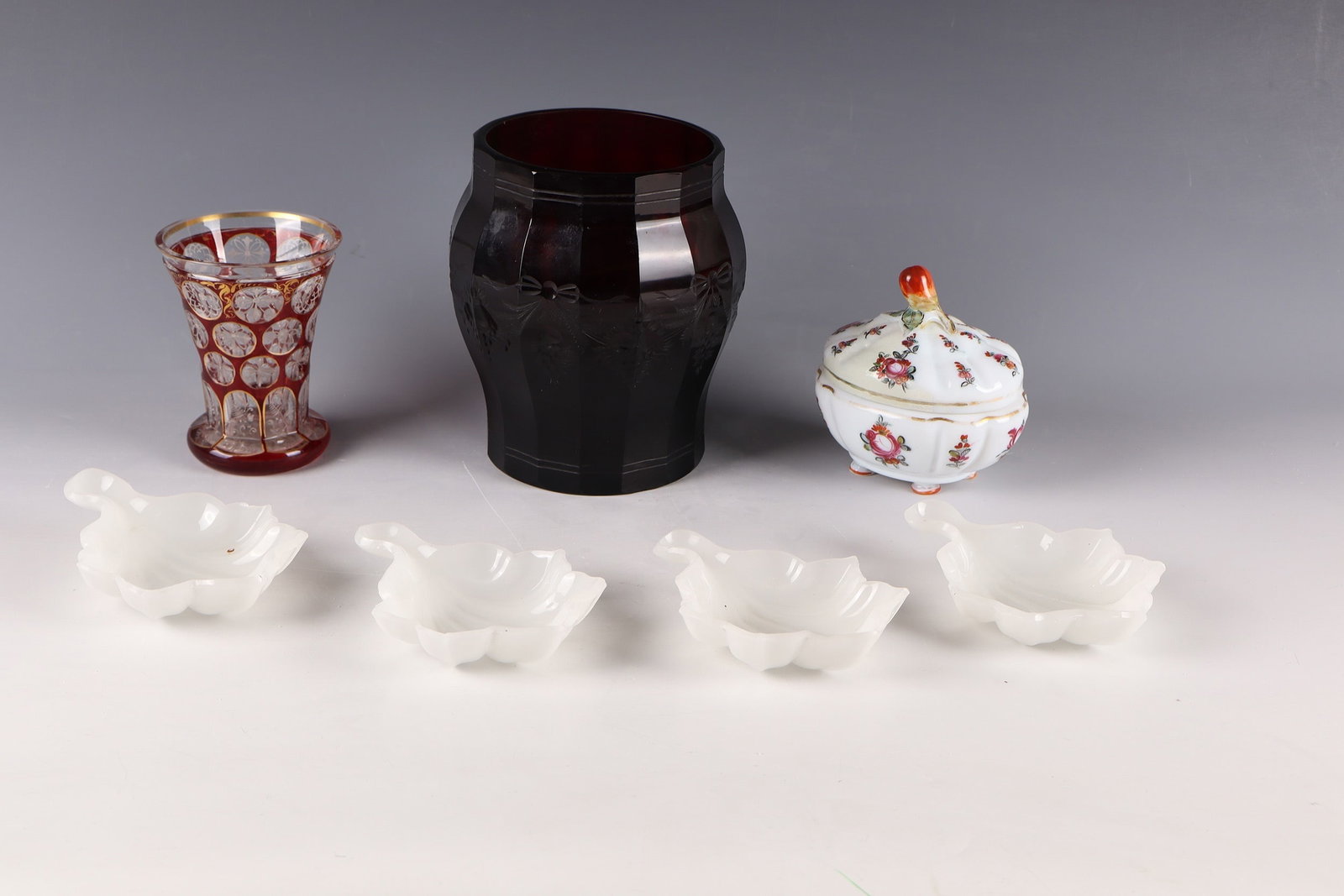 Mixed Lot of Seven Parts Glass: Mixed lot of seven pieces of glass Bohemia, 19th century. Consisting of: four leaf bowls of white alabaster L. 13 cm; lidded box of frosted glass with polychrome flower painting. Lid restored. h. 10