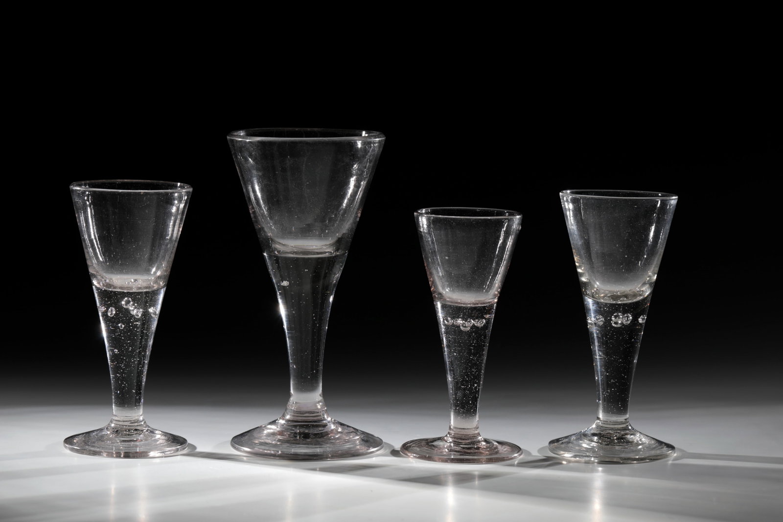 Mixed Lot of Four Pointed Goblets: Mixed lot of four goblets e Weserbergland, E. 18th century. Disc base. Massive shaft with six pierced air bubbles merging into conically widened cuppa. H. 15,5 - 20 cm Konvolut vier Spitzkelch e