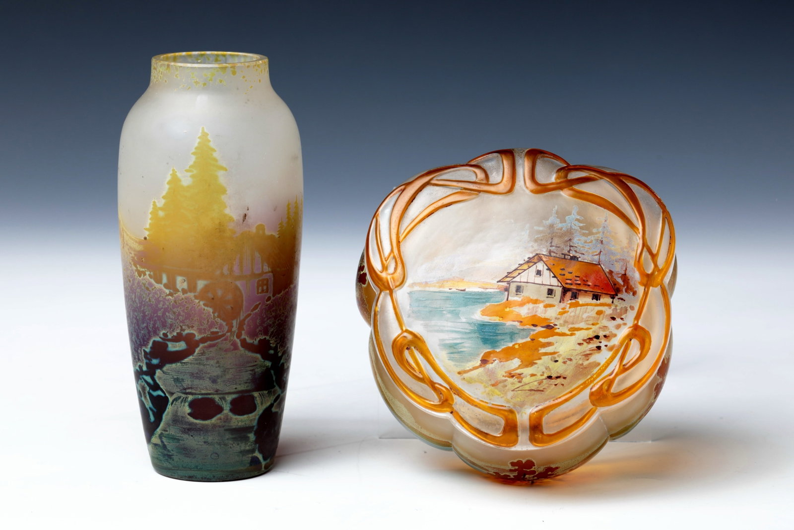 Vase and lidded box with grinder: Vase and lidded box with mill Beyermann & Co., Haida, c. 1910 Colourless, frosted glass. On the wall in reduction painting depiction of a mill in a tree-covered mountain landscape or house by the