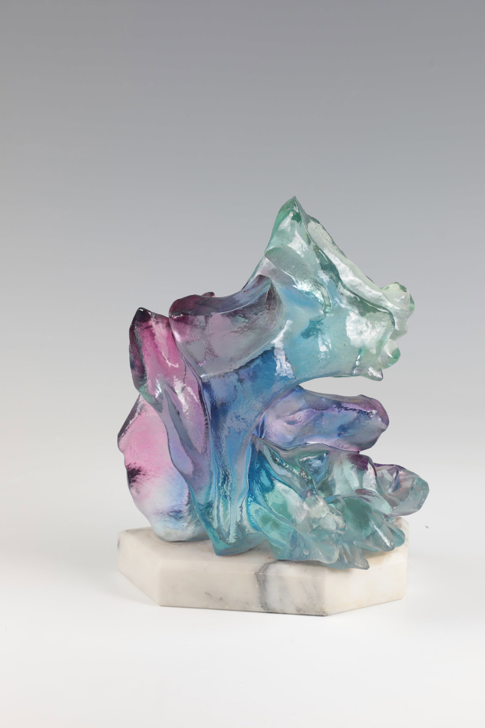 Object: Object Vladimír & Zdenek Kepka, 1970s Multicolored glass, sandblasted and acid etched. On a light marble base. H. 25 cm; W. 18 cm Objekt Vladimír & Zdenek Kepka, 1970er Jahre