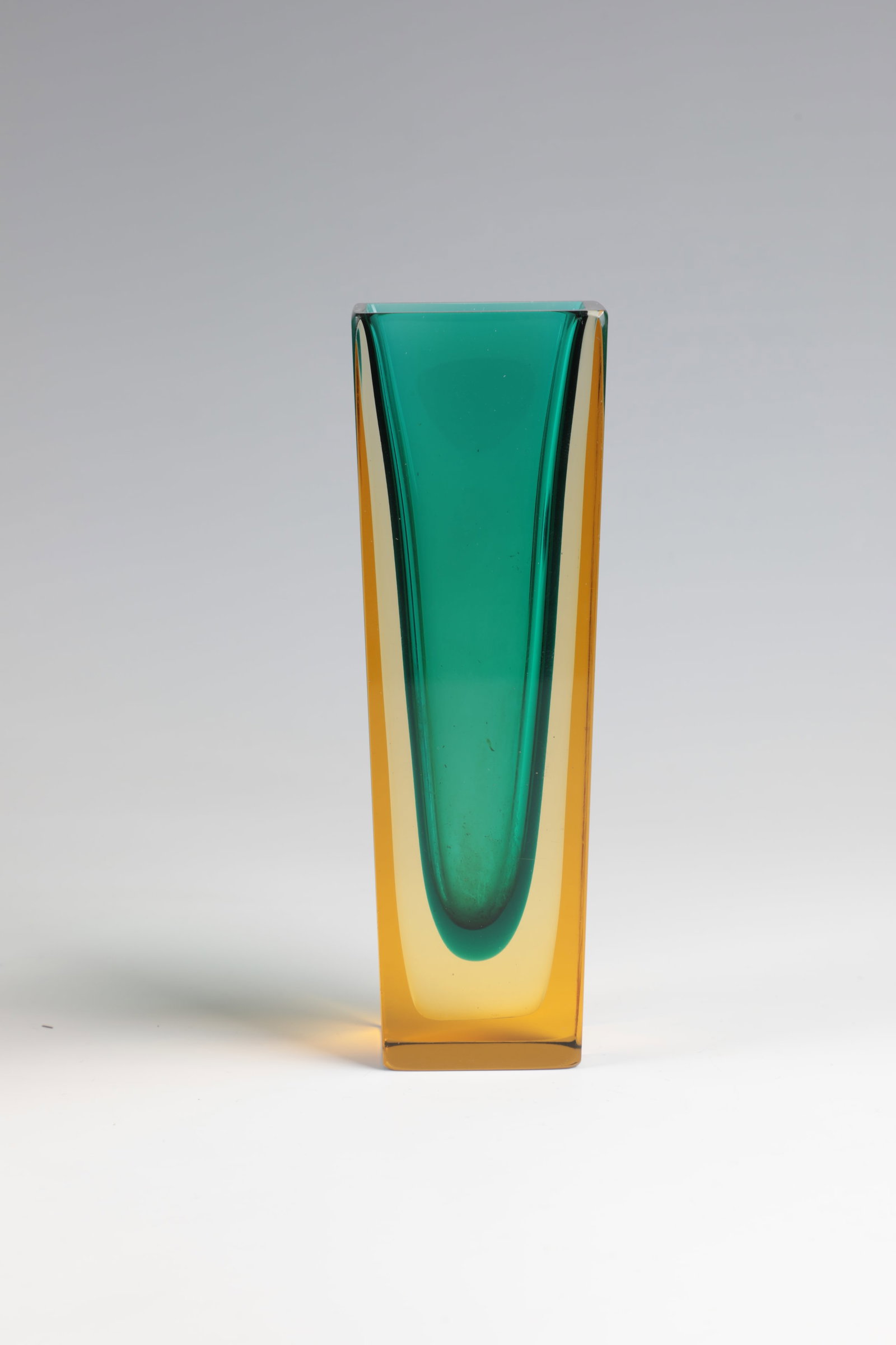 Vase ''Sommerso'': Vase ''Sommerso'' Murano, 1950-1960s Dark yellow glass, emerald green underlay. H. 16 cm. Vase ''Sommerso'' Murano, 1950-1960er Jahre Dunkelgelbes Glas, Smaragdgrün unterfangen. H. 16 cm.