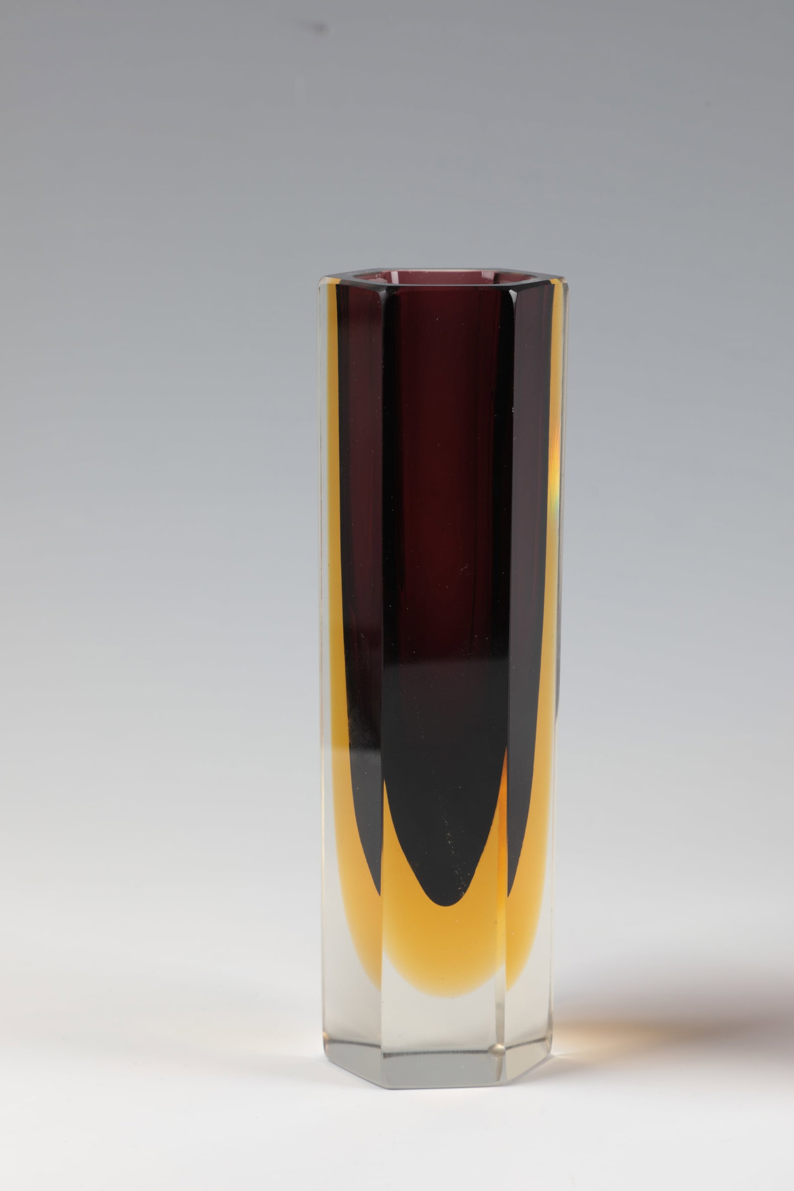 Vase ''Sommerso'': Vase ''Sommerso'' Murano, 1950-1960s Colourless glass, multi-coloured underlay. Fabricated wall. H. 21.5 cm. Vase ''Sommerso'' Murano, 1950-1960er Jahre Farbloses Glas, mehrfarbig unterfangen.
