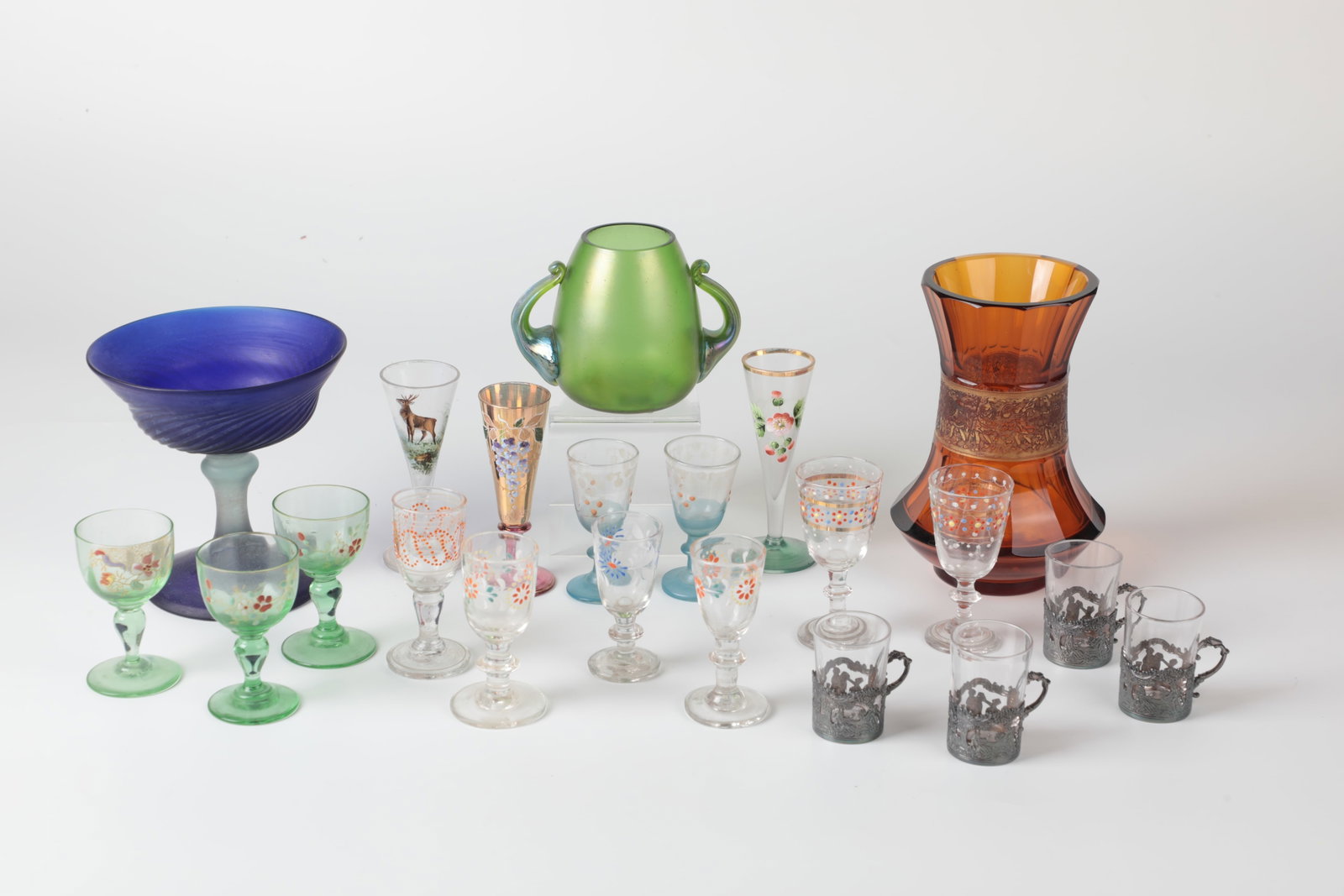 Mixed Lot 21 Parts Glass: mixed lot of 21 pieces glass Different manufactories, 19th / 20th century Consisting of: 14 stampers partly uranium glass, partly colourless with colourful enamel decoration; four in with silver