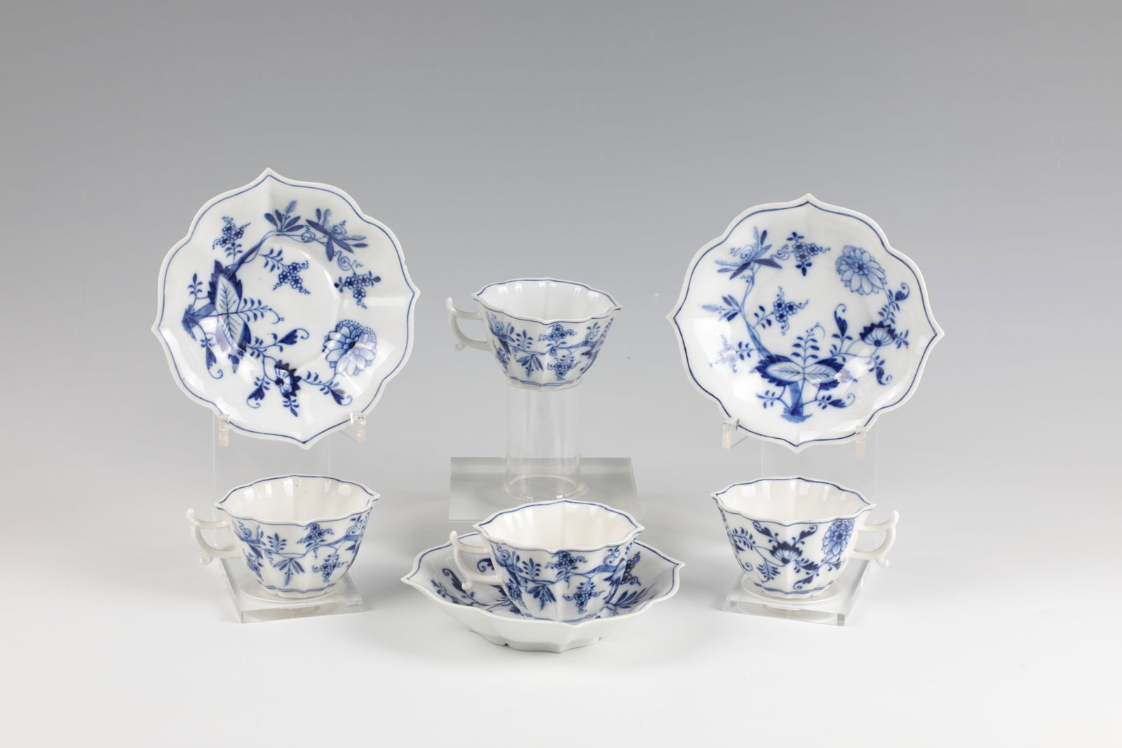 Mixed lot: 3 mocha cups with saucers: Mixed lot: 3 mocha cups with saucers Meissen, 20th century Passively curved, faccetierte wall on retracted, polygonal stand. Frequently curved muzzle edge. Curved, extended ear handles. Saucer with