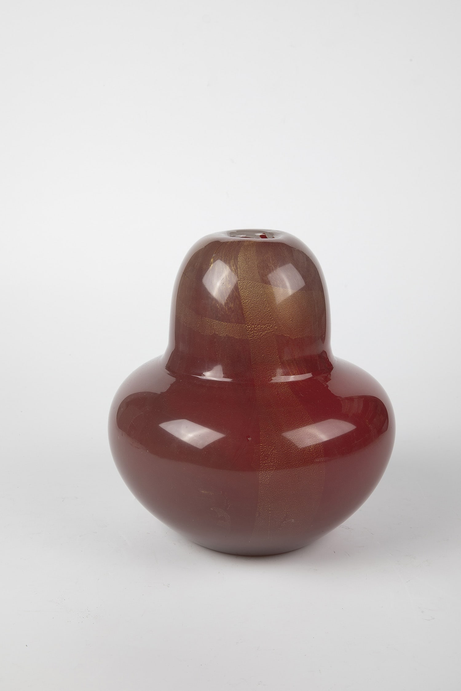 Lamp base: Lamp base Flavio Poli (design), Seguso Vetri d'Arte, Murano, c. 1930/40 Colourless glass, ruby red underlay. Between the layers, partially melted decoration made of burst gold foil. H. 23 cm. From
