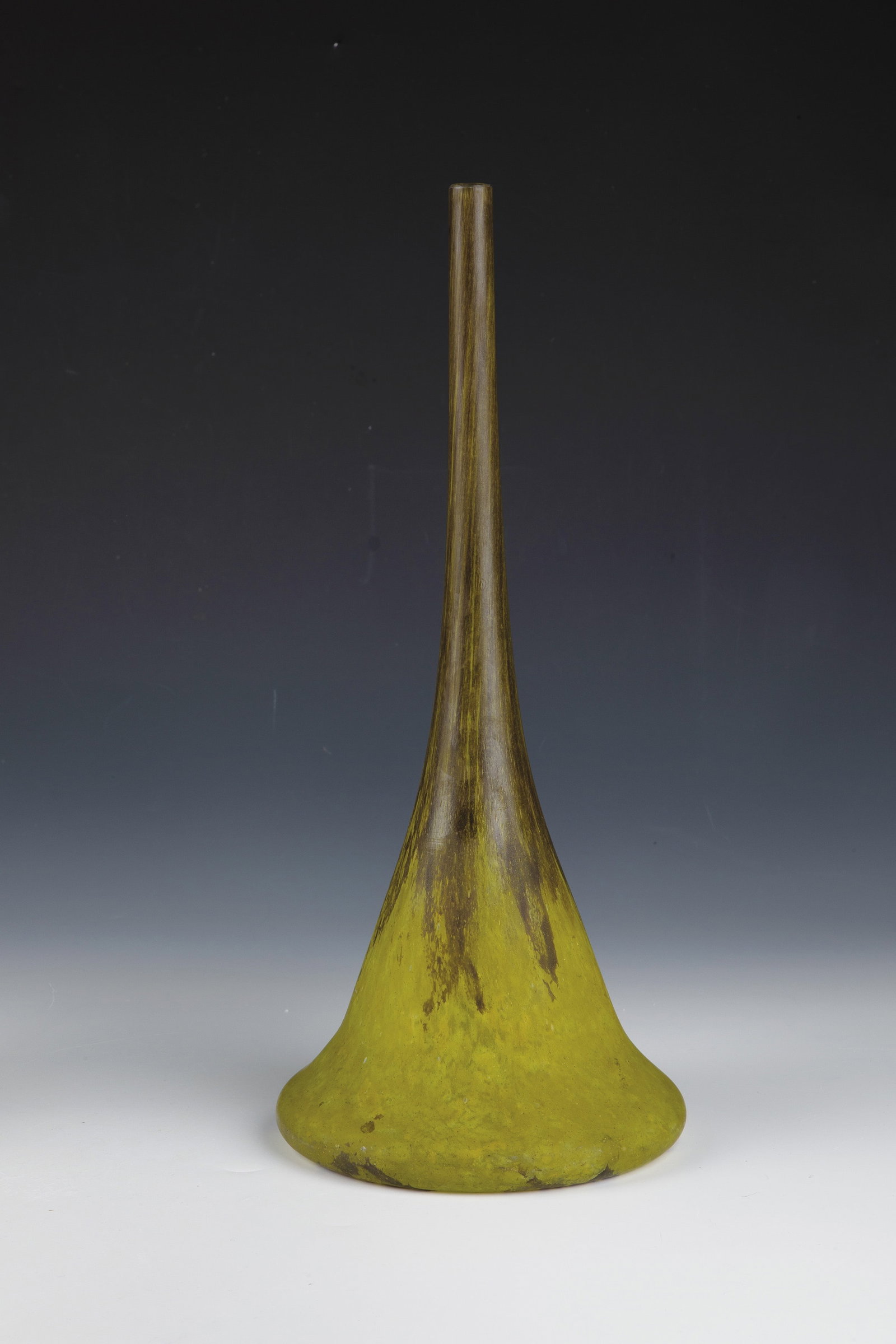 Long-neck vase: Long-neck vase Daum Frères, Nancy, 1920s Colorless glass with flaky or elongated powder meltings in green and violet. Engraved wall: DAUM NANCY with Lorraine cross. Ground. H. 36.5 cm.