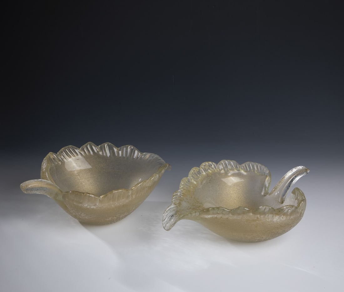 Two leaf shells ''corosso'': Two leaf bowls ''corosso'' probably Seguso Vetri d'Arte, Murano, 2nd half of the 20th century. Dimensions each approx. 12 x 36 x 24.5 cm. Zwei Blattschalen ''corosso'' wohl Seguso Vetri d'Arte,