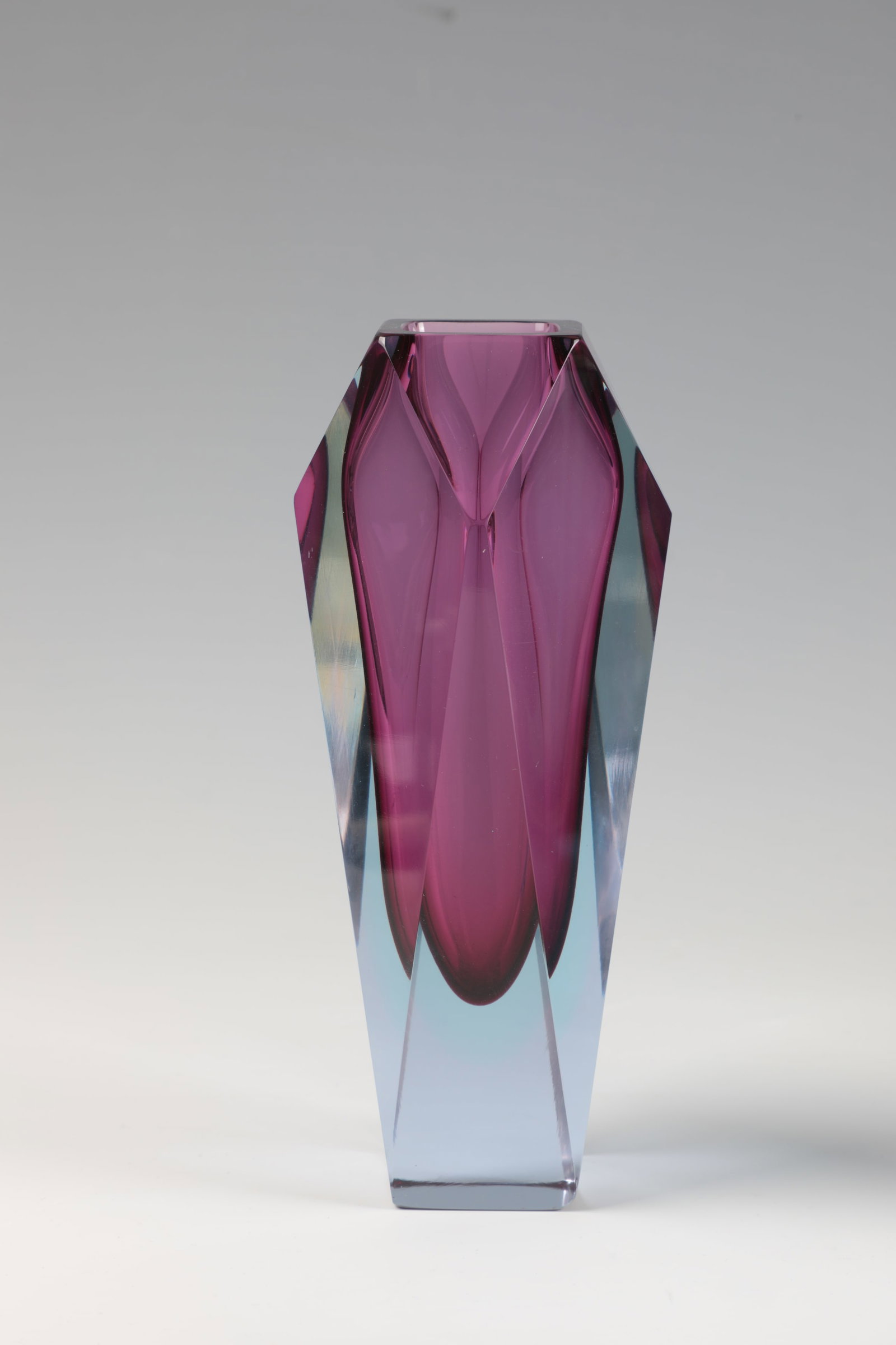 Vase ''Sommerso'': Vase ''Sommerso'' Murano, 1950-1960s Colorless glass, dark purple underlay. Fabricated wall. H. 20.5 cm. Vase ''Sommerso'' Murano, 1950-1960er Jahre Farbloses Glas, dunkelviolett unterfangen.