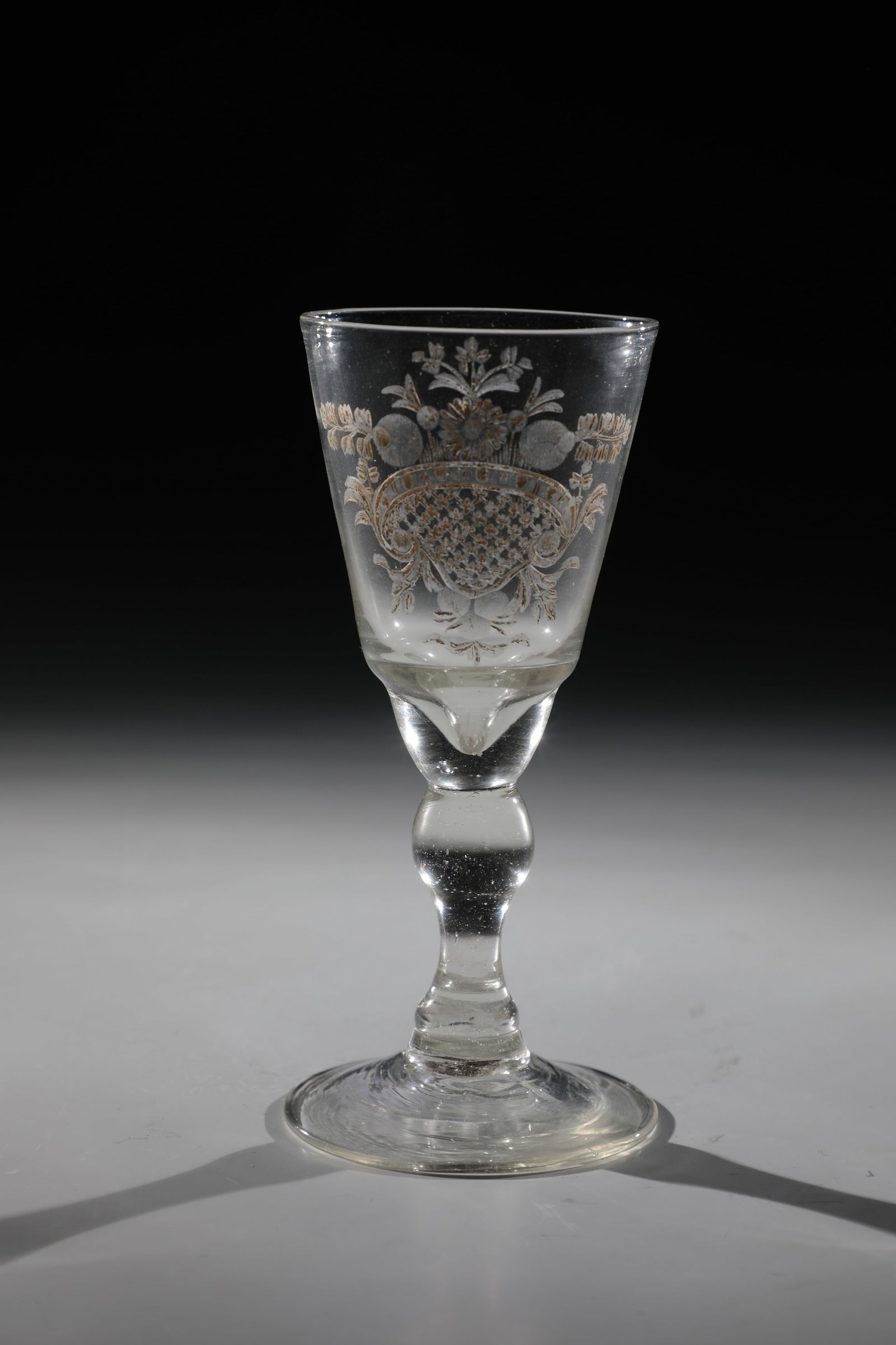 Baroque chalice: Baroque chalice Middle German, c. 1840 Colourless glass with tear-off. Balusterschaft. Gilded cut decoration on the front on the bell-shaped cuppa. H. 15.5 cm Barock-Kelch Mitteldeutsch, um 1840