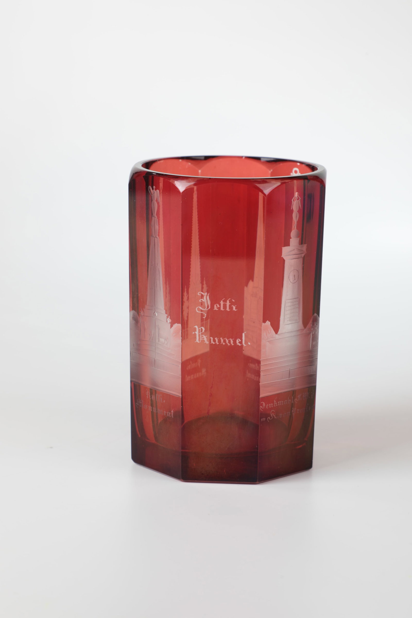 Mug with four monuments: Beaker with four monuments German, E. 19th century Colourless, red glazed glass. On the eight-faceted wall, four finely cut and designated monuments or monuments. H. 12 cm Becher mit vier