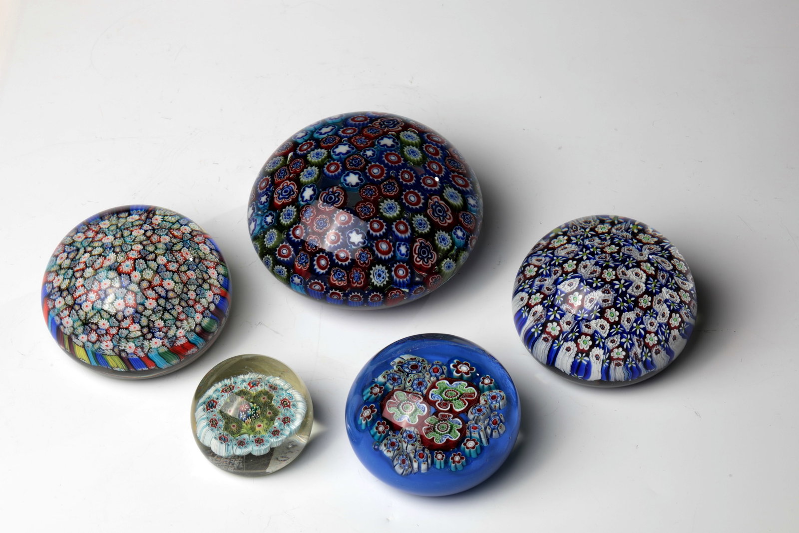 Bundle of five paperweights: Mixed lot of five Murano paperweights, 20th century. Different colours and variants. D. 5.5 - 12 cm Konvolut fünf Briefbeschwerer Murano, 20. Jh. Unterschiedliche Farben und Varianten. D. 5,5 -