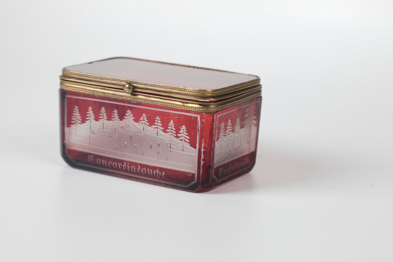 Small lidded box with views of Gräfenberg: Small lidded box with views of Gräfenberg Bohemia, M. 19th century FArbloses, red glazed glass with cut views inscribed: ''Concordiadouche, Preißnitzquelle or Damendouche''. Brass setting.