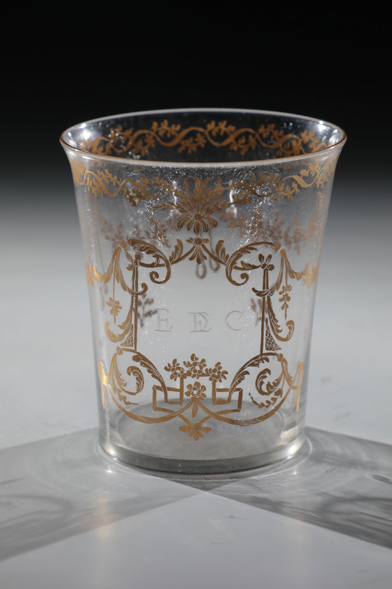 Mug: Mug Probably France or Spain, E. 19th century. Flattened floor. Initials engraved on the slightly protruding wall: ''EEDC'' surrounded by tendrils and garlands in gold. H. 9.5 cm Becher Wohl