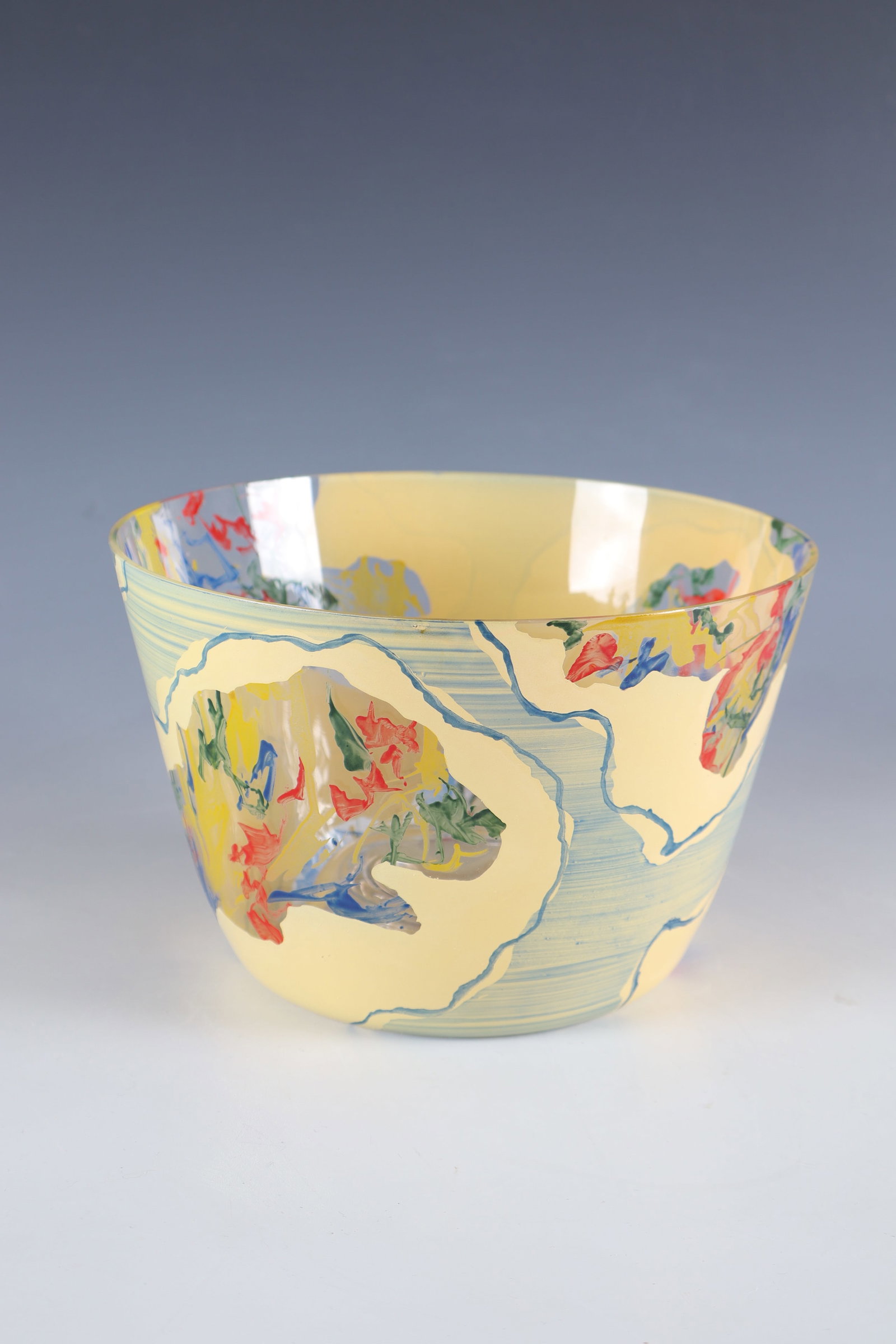 Vase: Vase Eva Pertácková (design), Kamenický Senov, 1997 Colourless glass, colourful abstract enamel décor. H. 12.7 cm. With certificate. Vase Eva Pertácková (Entwurf),