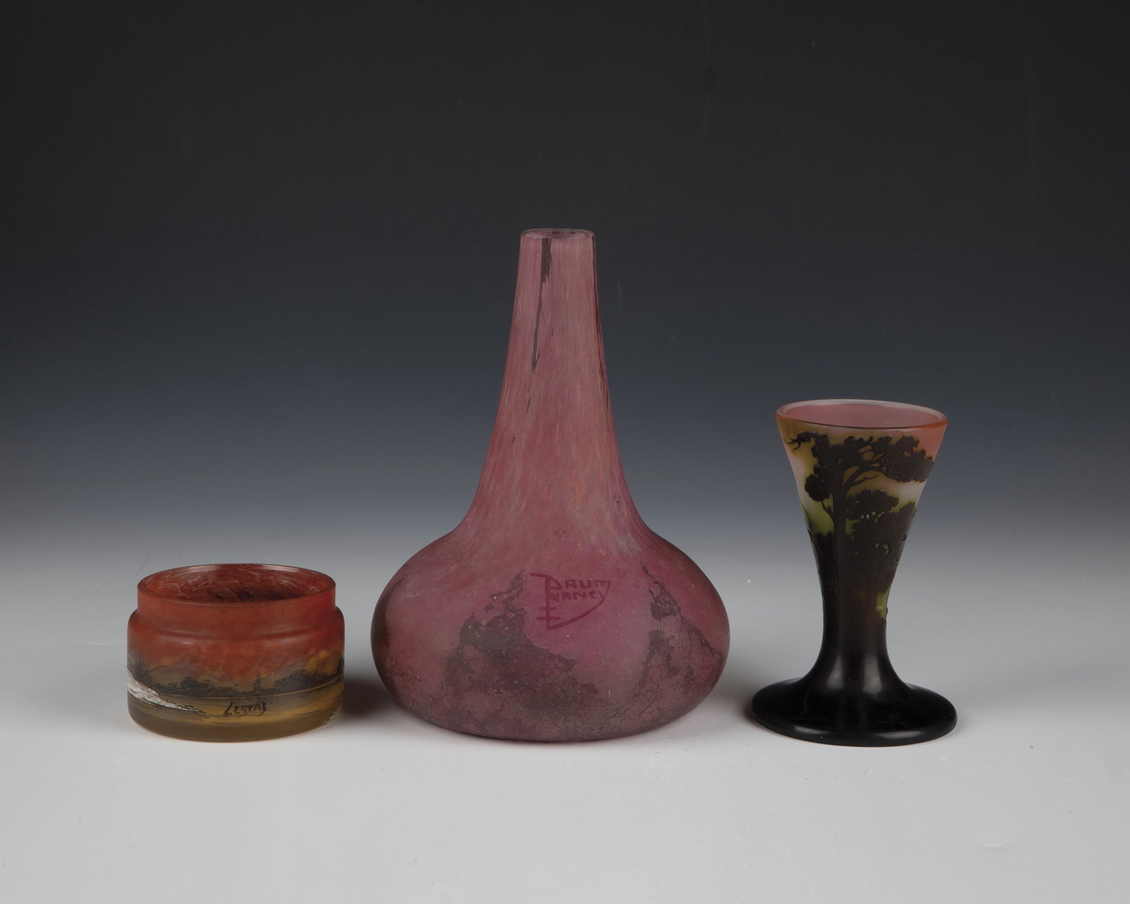 Glass Bundle: Glass lot Emile Gallé, Daum and Legras, 1910/15 Colourless glass with multicoloured powder inclusions as well as overlays and underlays. All parts labeled. Sanded, a lid is missing. H. 5 - 17