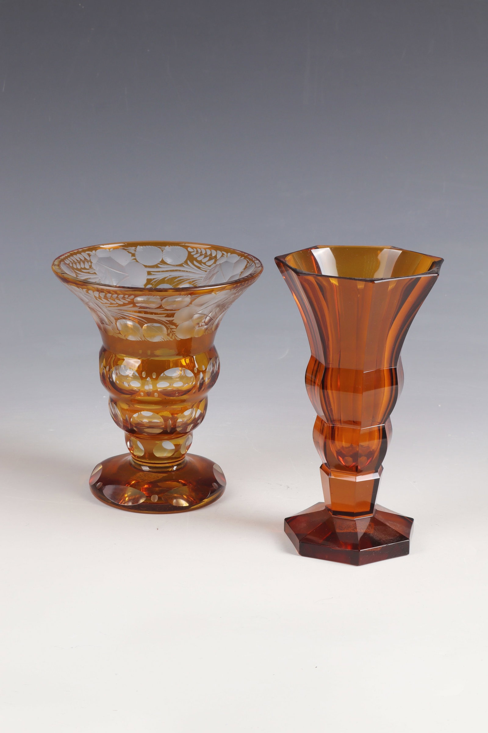 Mixed lot of two vases: Mixed lot of two vases Bohemia, A. 20th century, colourless, yellow-stained glass. One with cut floral décor and lens cut. The other faceted. H. 14 or 16 cm Konvolut zwei Vasen Böhmen, A.