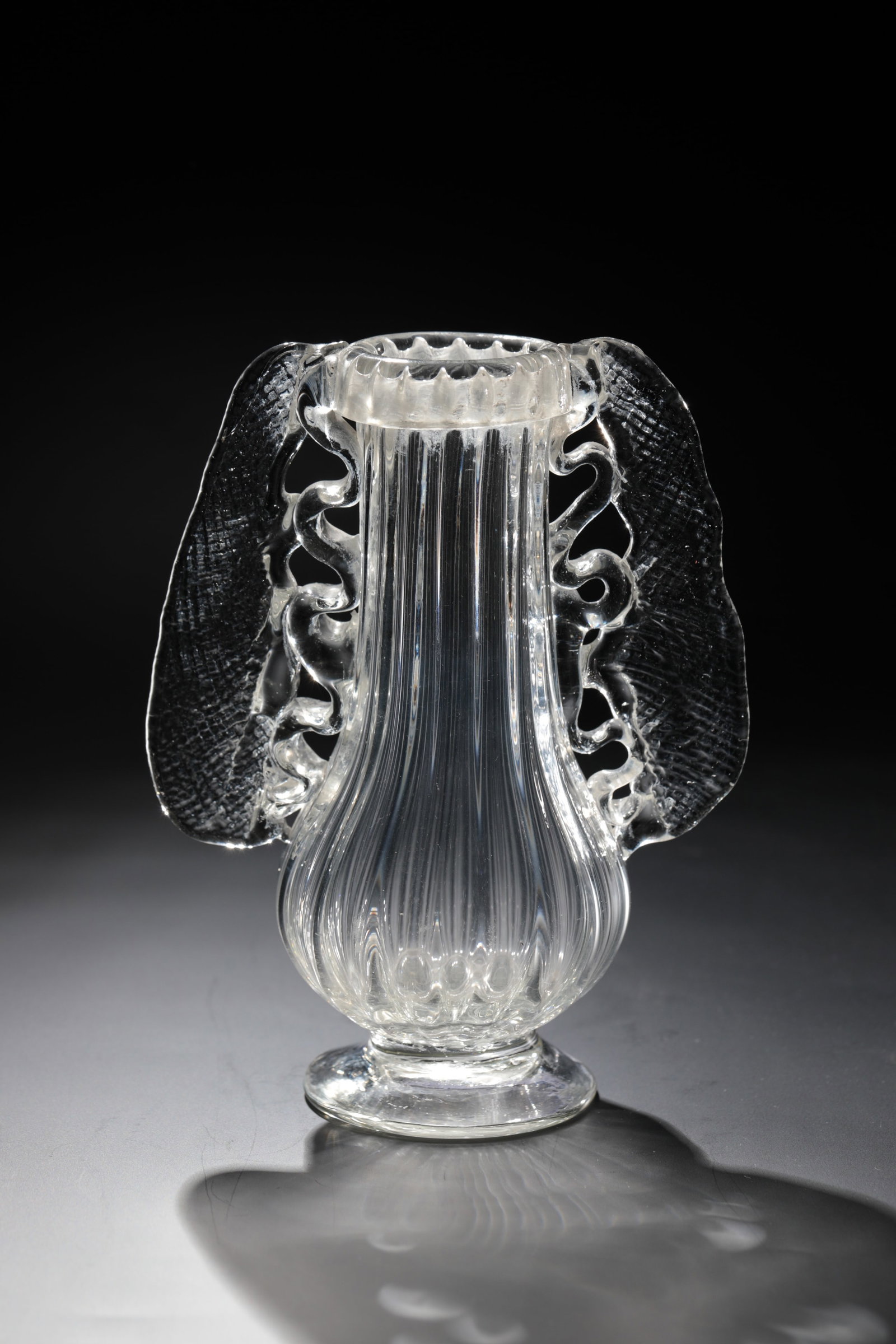 Winged vase, so-called altar vase: Winged vase so-called altar vase German, Allgäu, Alt Eisenbach, around 1800 Colourless glass with tear-off. Compressed stance, bulbous, ribbed wall with the edge of the lips folded outwards.