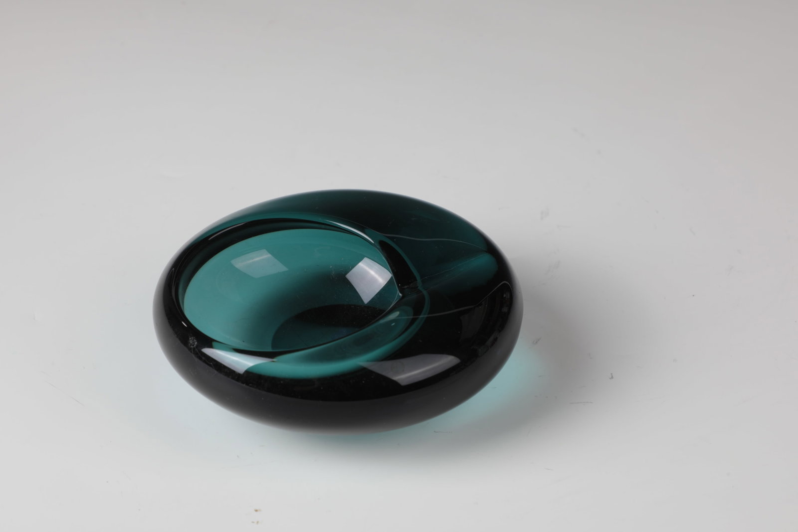 Ashtray: Ashtray Seguso Vetri d'Arte (sliced), Murano, c. 1955 Petrol green glass. H 5cm; D. 13 cm Aschenbecher Seguso Vetri d'Arte (zugeschr.), Murano, um 1955 Petrolgrünes Glas. H 5cm; D. 13 cm