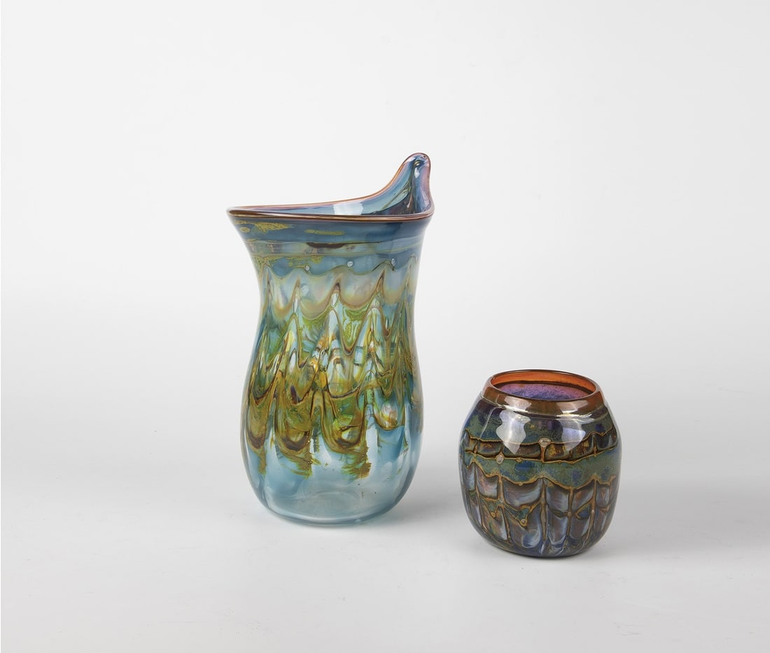 2 vases: 2 vases Atelier Eisch, Frauenau, 1990 Colourless glass with polychrome interlayer decoration in combing technique. Punctured air bubbles. H. 11.5 - 27.5 cm. 2 Vasen Atelier Eisch, Frauenau, 1990
