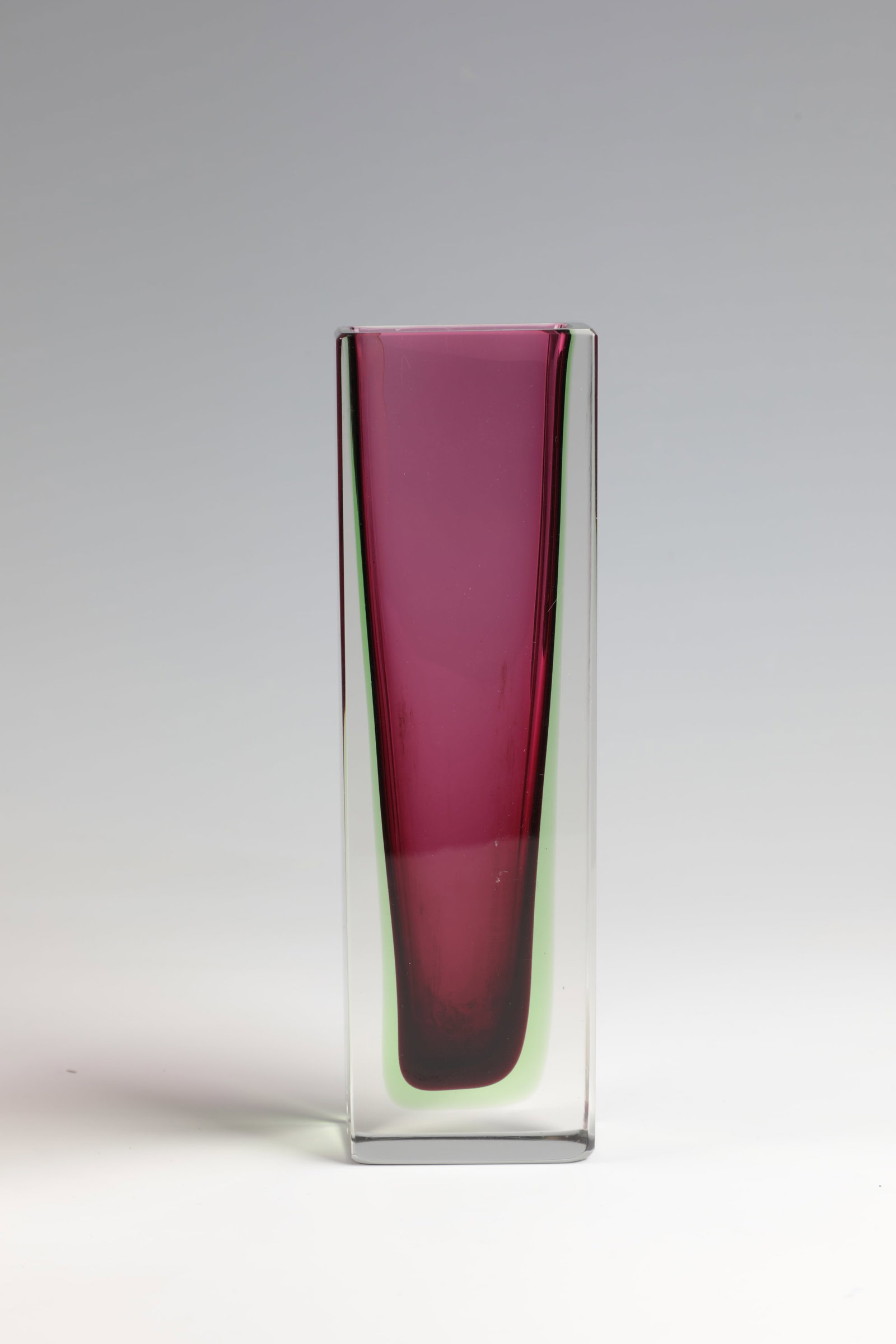 Vase ''Sommerso'': Vase ''Sommerso'' Murano, 1950-1960s Colourless glass, multi-coloured underlay. H. 20.2 cm. Vase ''Sommerso'' Murano, 1950-1960er Jahre Farbloses Glas, mehrfarbig unterfangen. H. 20,2 cm.