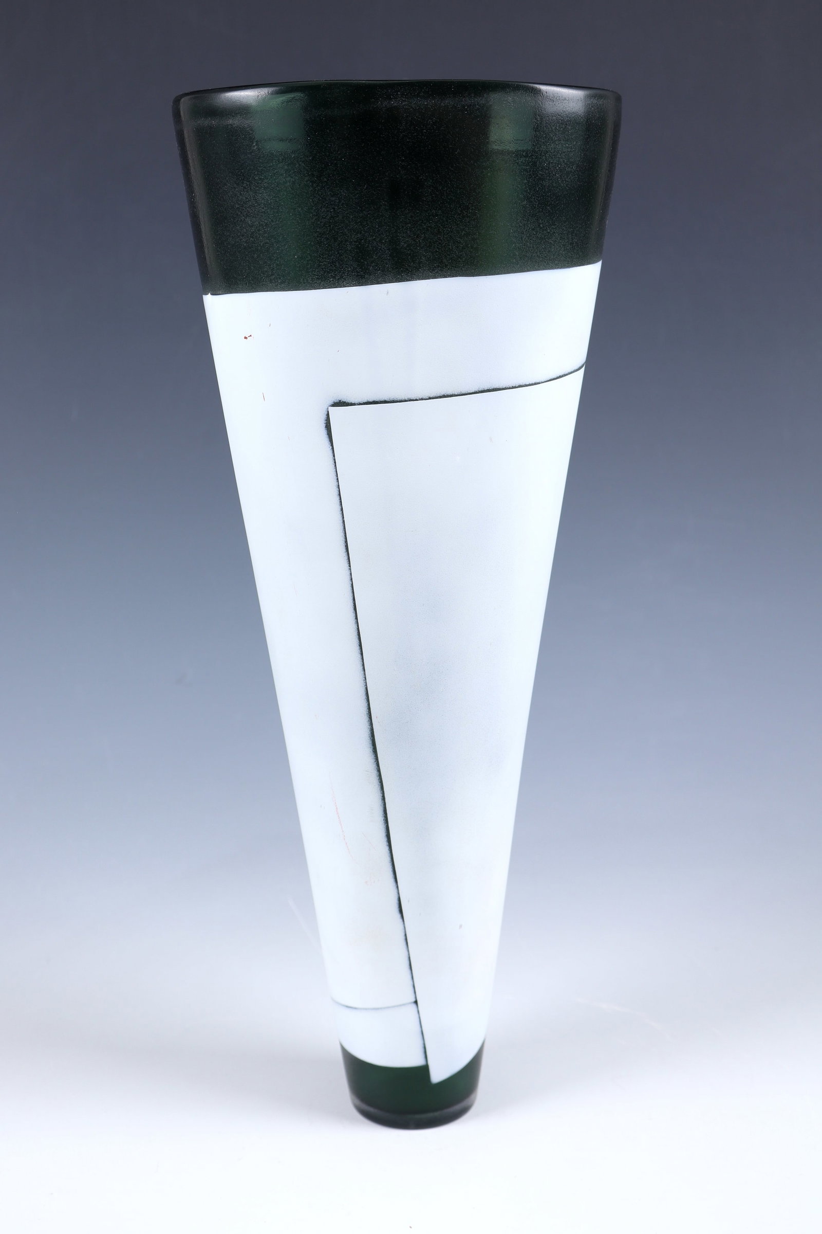 Vase: Vase Makoto Ito, 1985 Colourless glass, bottle green underlay, surface acid-matted. Geometric overlay décor in opaque white. Underside signed. H. 35.3 cm. Vase Makoto Ito, 1985 Farbloses Glas, Fl
