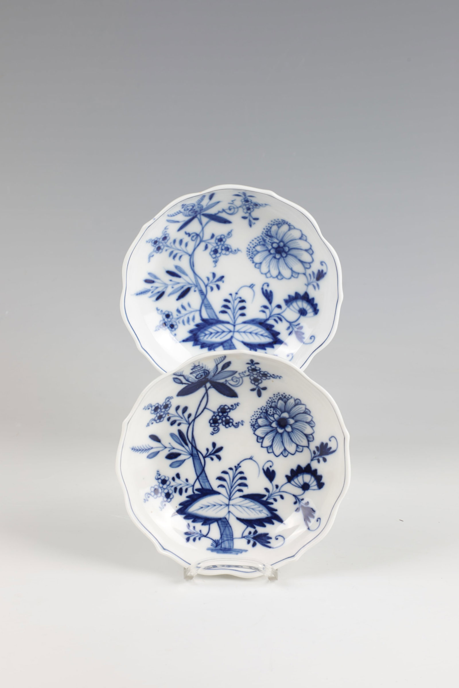 Pair of bowls: Pair of Meissen bowls, 19th/20th century Round, domed shape on a base ring with wavy rim. Underglaze blue décor: onion pattern. Underglaze blue sword marks. D. 14.4 cm Paar Schalen Meissen,