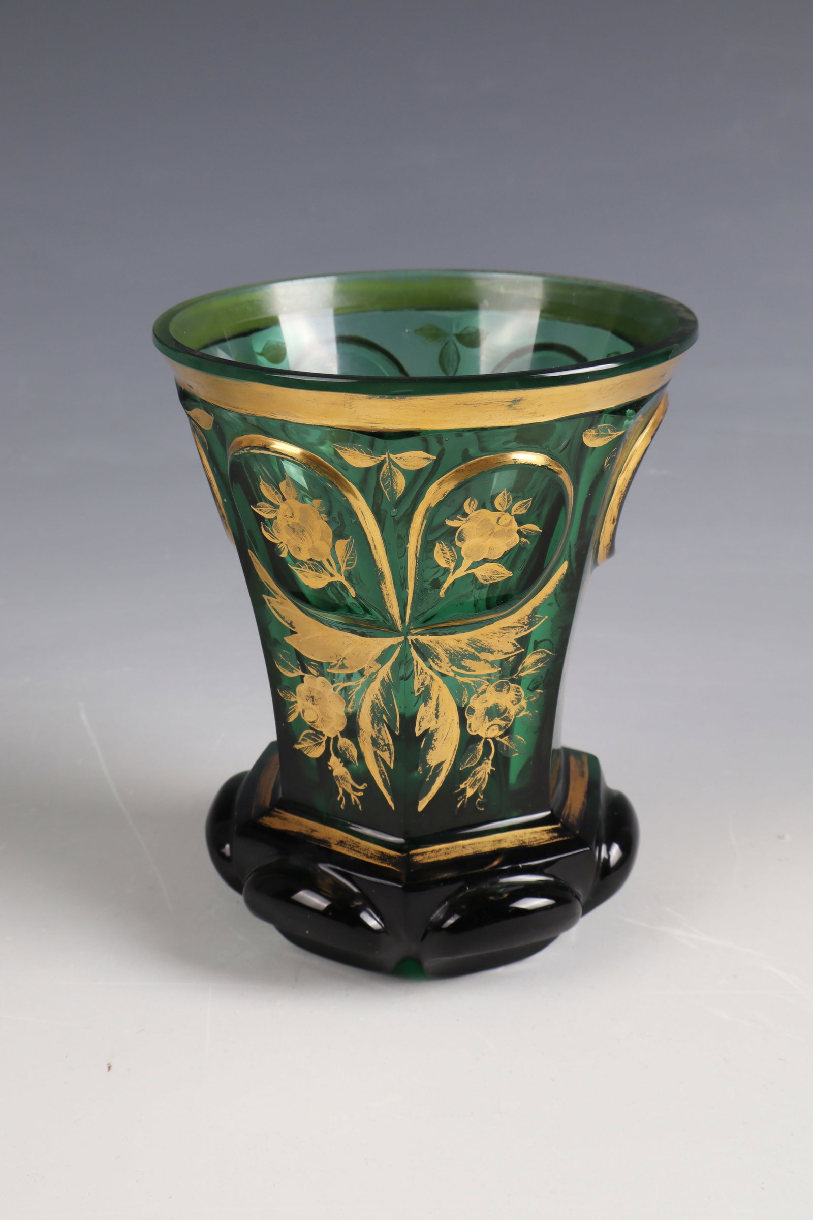 Mug: Beaker Bohemia, c. 1840 Russian green, surface-filling cut decorated glass with floral decoration in impasto gold painting: blossoms and flower arrangements. H. 12 cm. Becher Böhmen, um 1840
