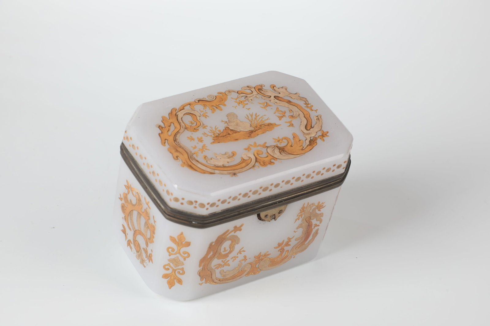 Sugar bowl: Sugar bowl Bohemia, 1st half of the 19th century. White alabaster glass. Rectangular wall with bevelled corners. Decorated on all sides with gold-heightened, impasto enamel painting in beige and